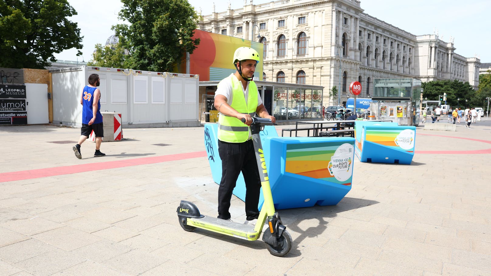Anbieter Link parkt falsch abgestellte E-Scooter in Wien für 5 Euro um.