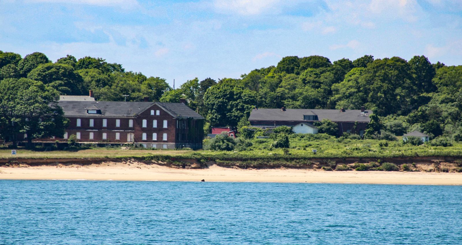 Plum Island ist eine Insel im Atlantik, die zum Bundesstaat New York (USA) zählt.