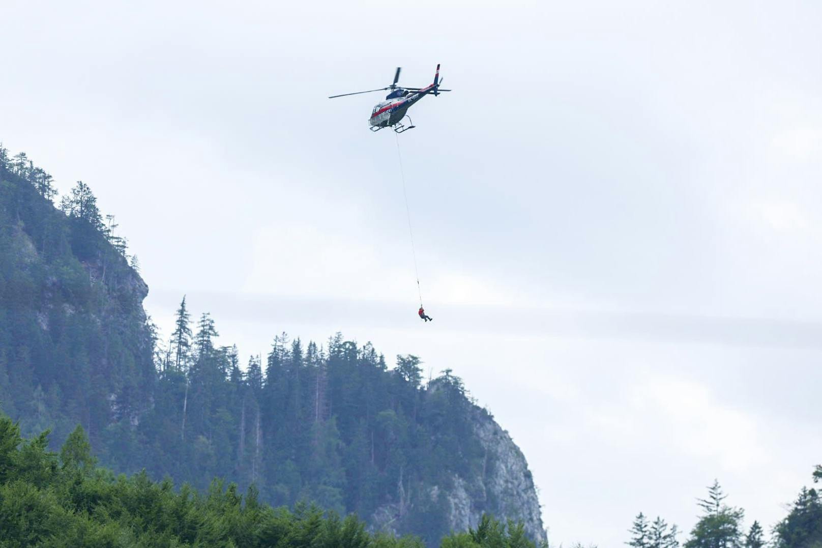 Der Polizeihubschrauber ist unterwegs, per Bergeseil werden die Menschen aus der Gondel geholt.