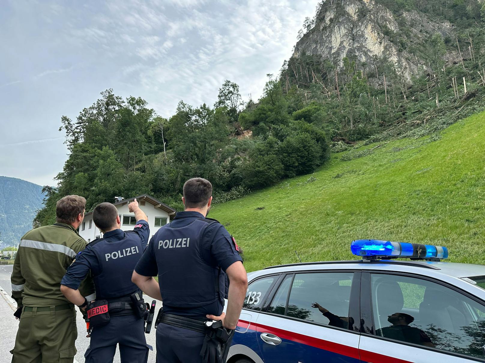 Am Mittwoch kam es gegen 01:00 Uhr im Zuge des Unwetters zu einem Felssturz in Reith im Alpbachtal. Dabei wurde ein Gebäude von mehreren Felsbrocken getroffen und beschädigt.