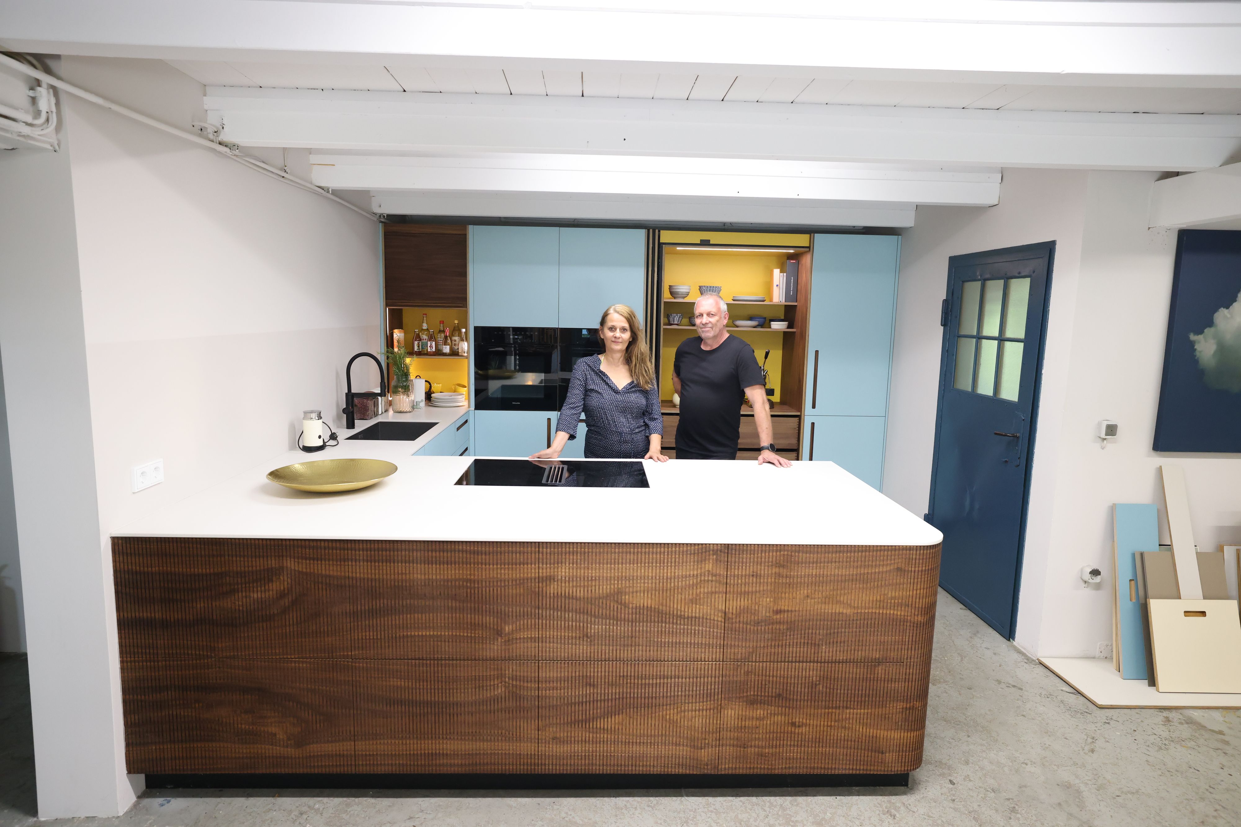 Manuela Freigang und Christian Bachmann in der alten Ikea-Küche mit neuen Fronten