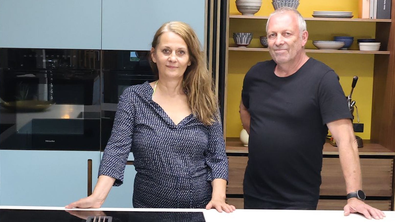 Manuela Freigang und Christian Bachmann in der alten Ikea-Küche mit neuen Fronten