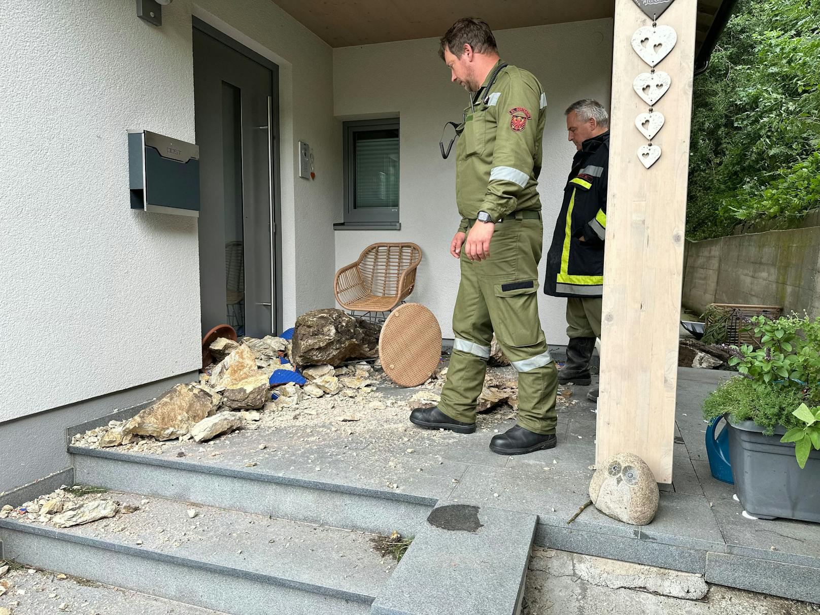 Wohnhaus in Tirol von riesigen Felsbrocken getroffen