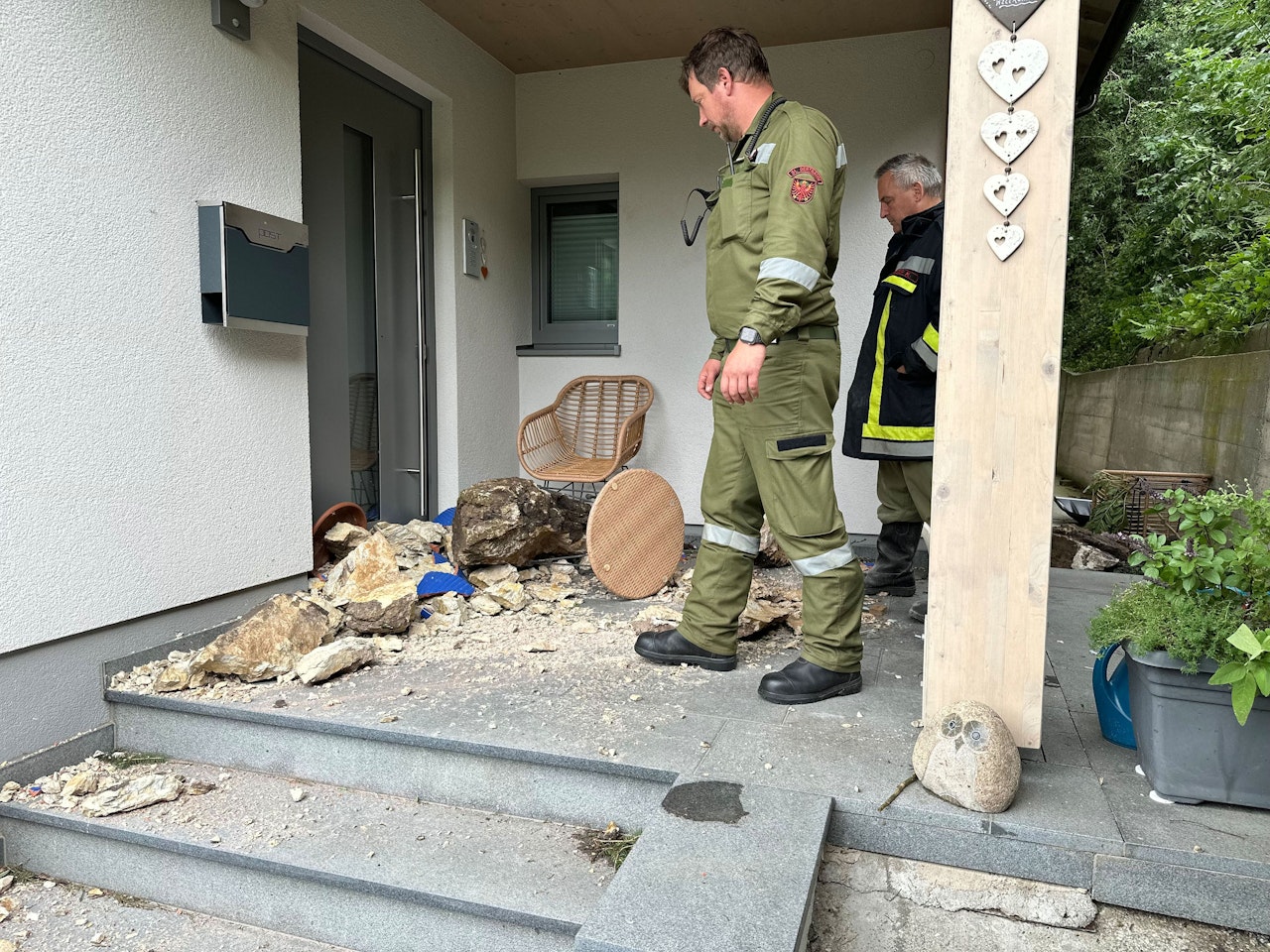 Heute.at - Wohnhaus in Tirol von riesigen Felsbrocken getroffen