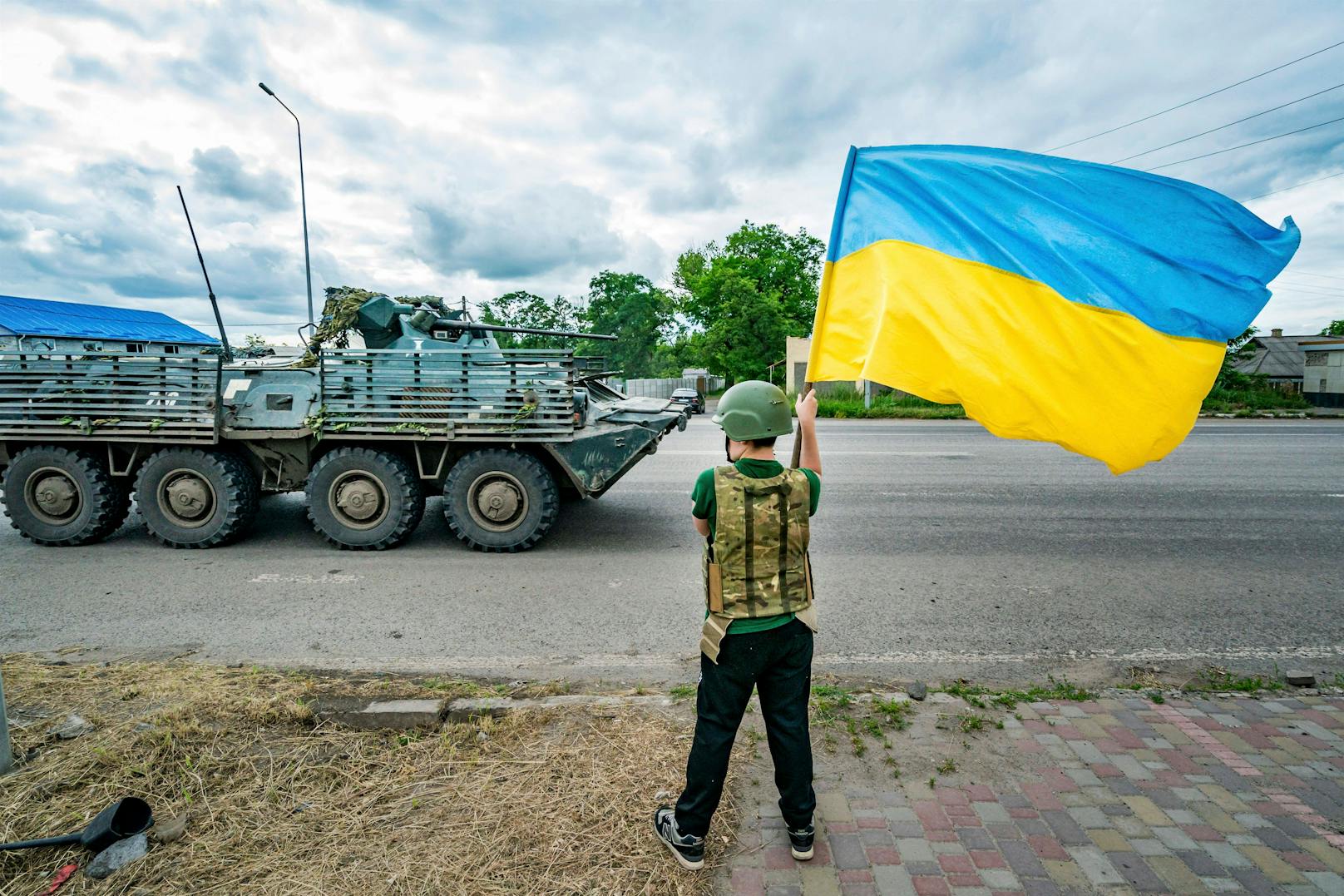 Die Ukraine schickt neue Kräfte nach Bachmut. Beide Seiten melden intensiver werdende Kämpfe um die besetzte Stadt.