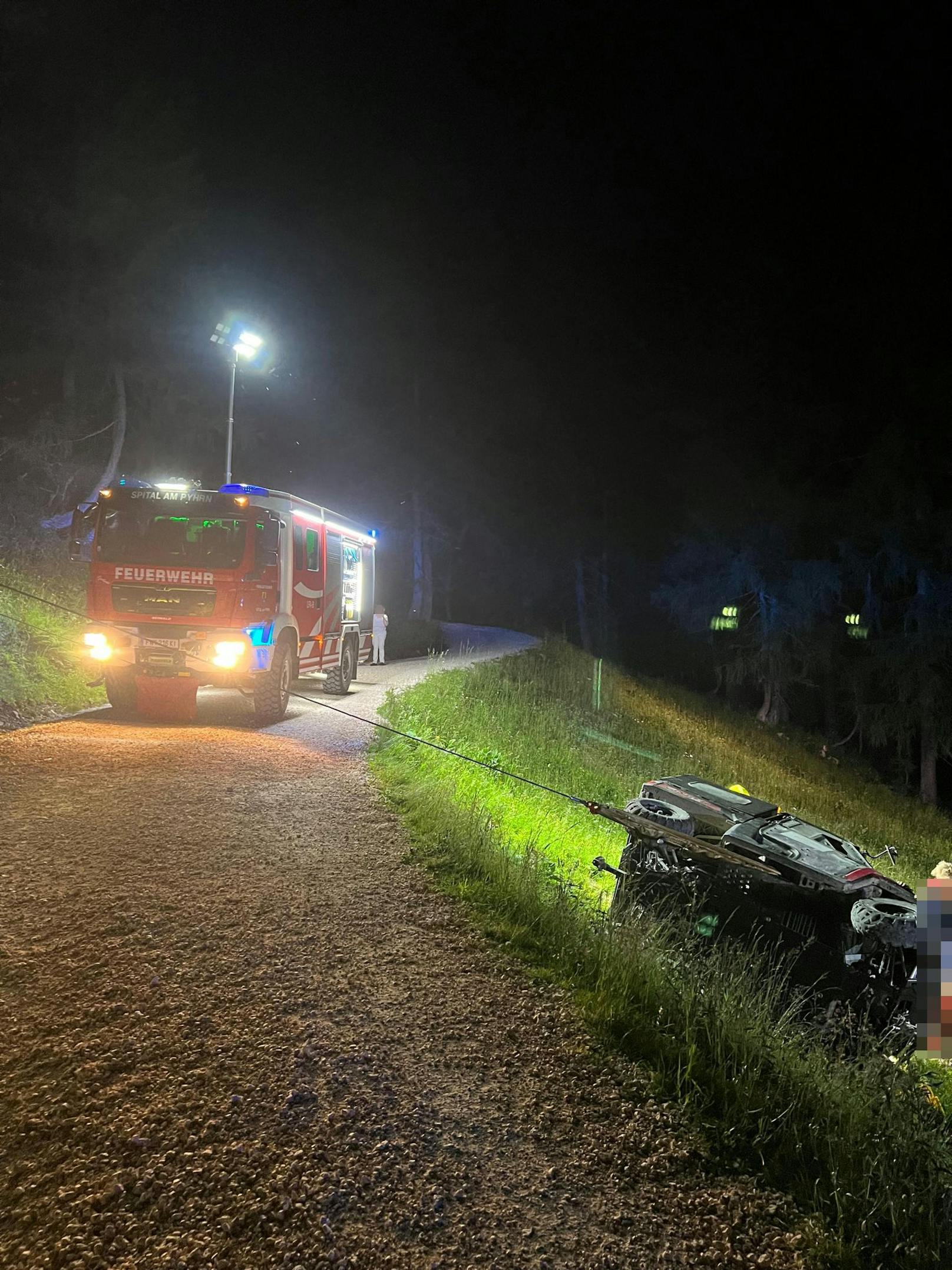 Ein schwerer Verkehrsunfall hat sich am späten Dienstagabend auf der Wurzeralm in Spital am Pyhrn (Bezirk Kirchdorf an der Krems) ereignet.