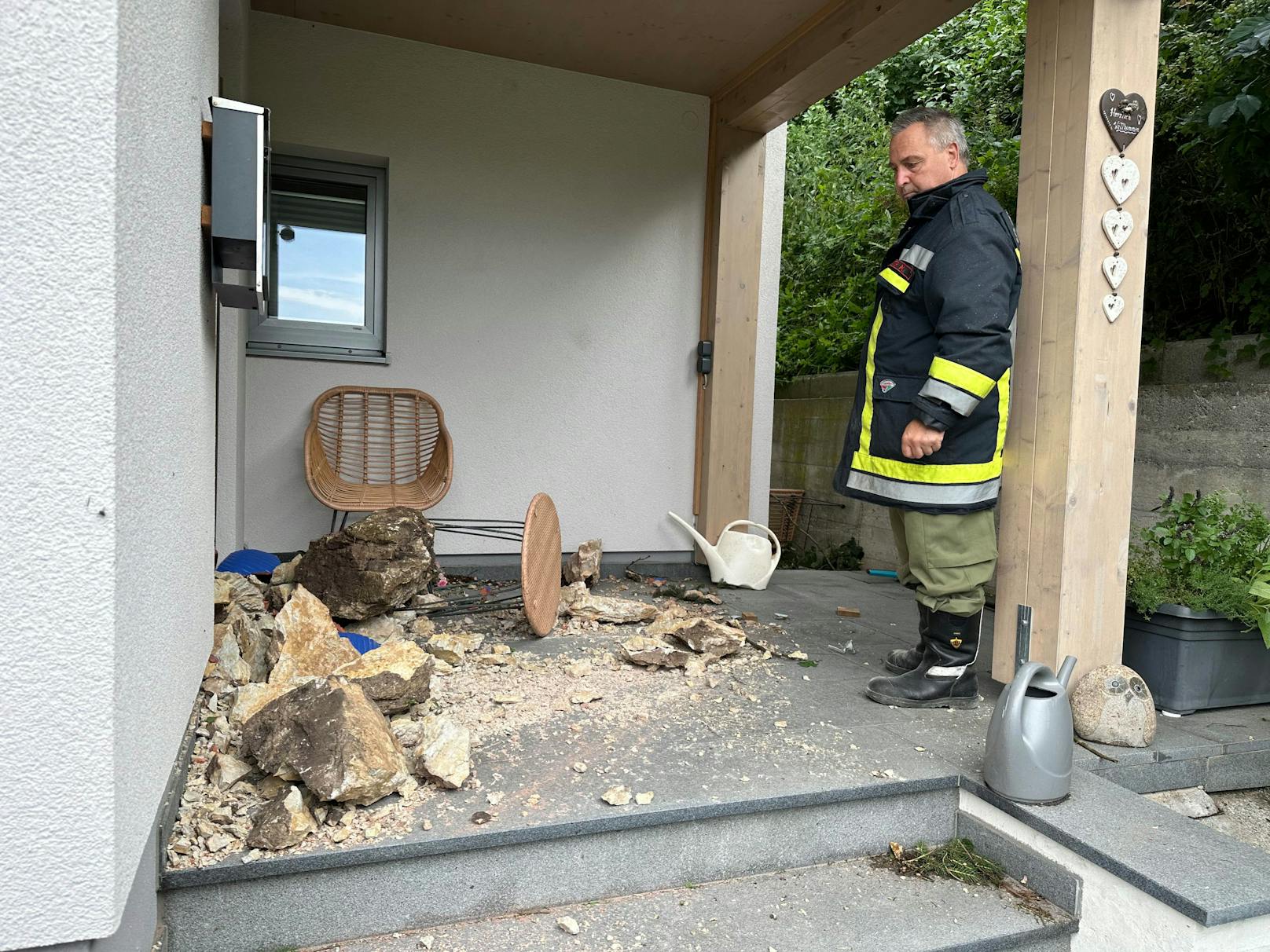 Am Mittwoch kam es gegen 01:00 Uhr im Zuge des Unwetters zu einem Felssturz in  Reith im Alpbachtal. Dabei wurde ein Gebäude von mehreren Felsbrocken getroffen und beschädigt.