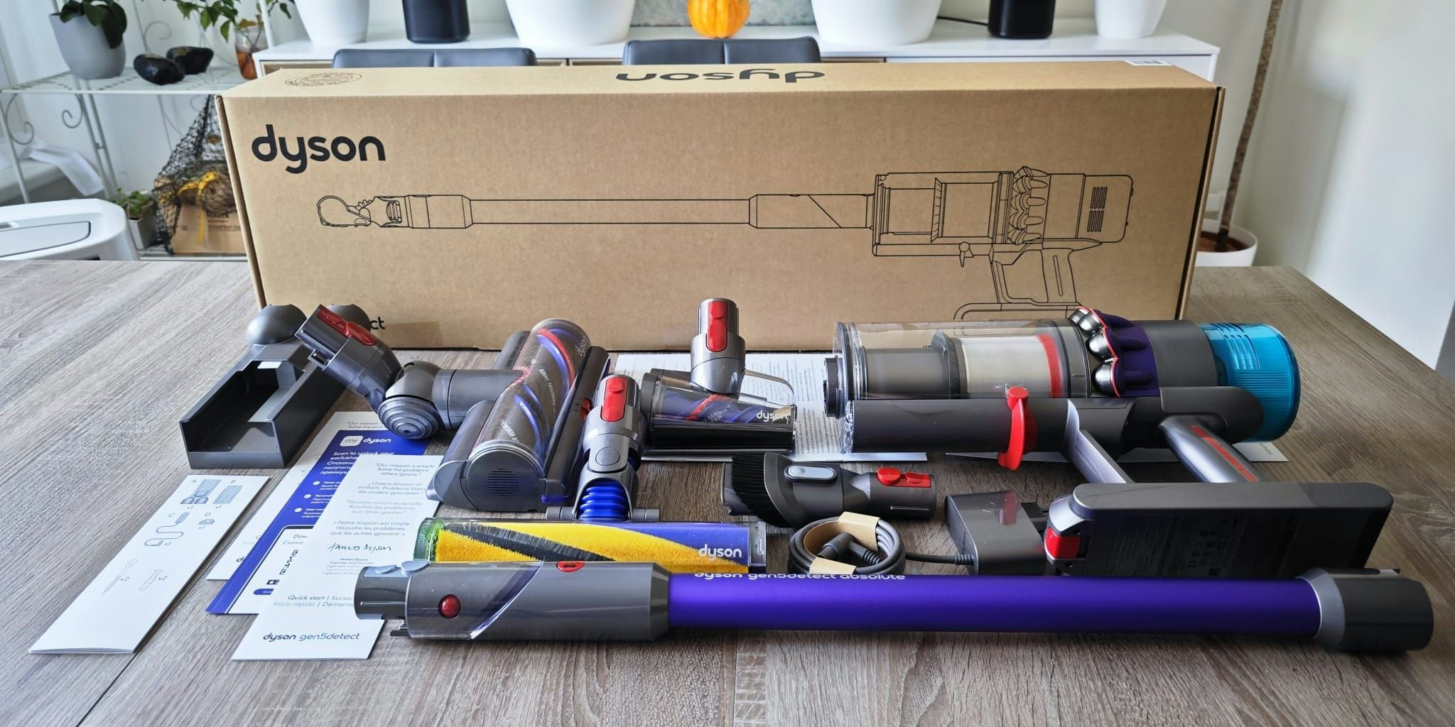 Ganz schön viel: Das alles findet sich in der Packung des neuen Dyson Ge5detect.