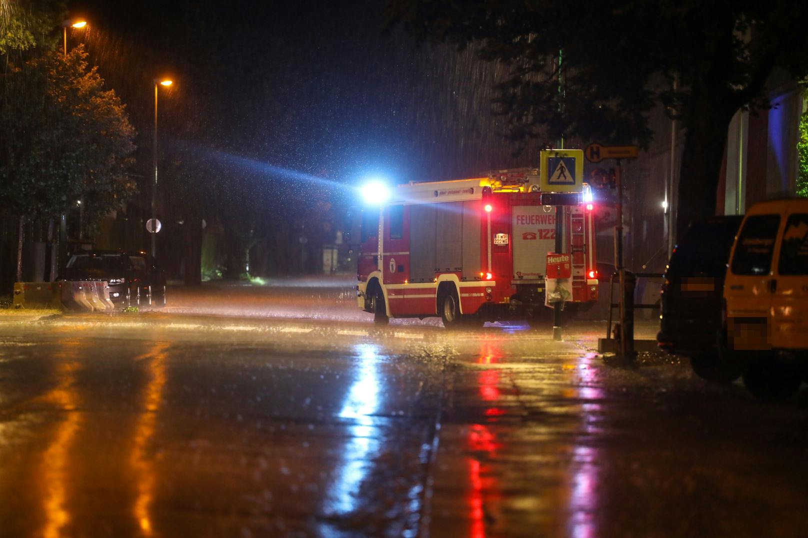 Eine heftige Unwetternacht, die so nicht vorhergesehen wurde, hat in der Nacht auf Mittwoch in Oberösterreich für etwa 500 Einsätze der Feuerwehren gesorgt.