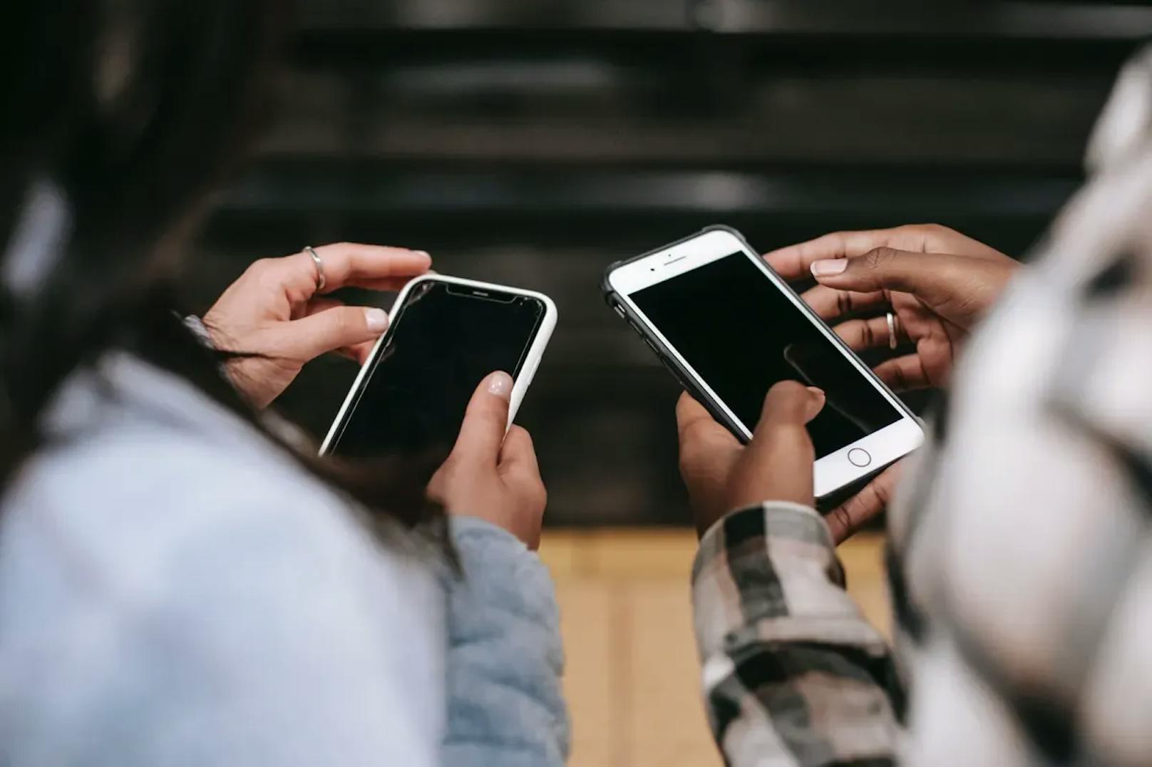 In Facebook-Gruppen mit dem Namen "Are we dating the same guy?" tauschen sich Frauen über Männer aus, die sie daten.