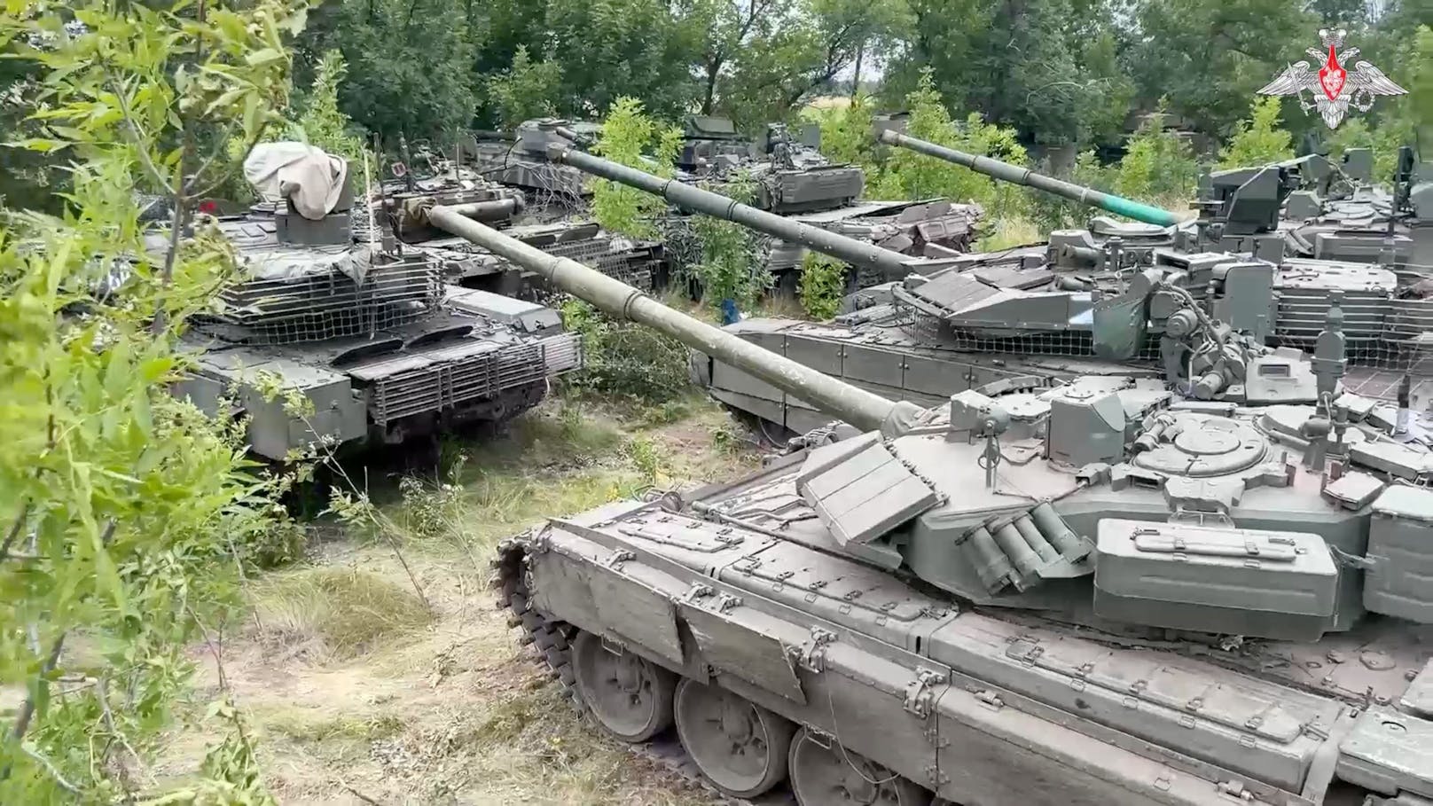 Auch Dutzende Panzer sollen sich unter den übergebenen Waffen befinden.