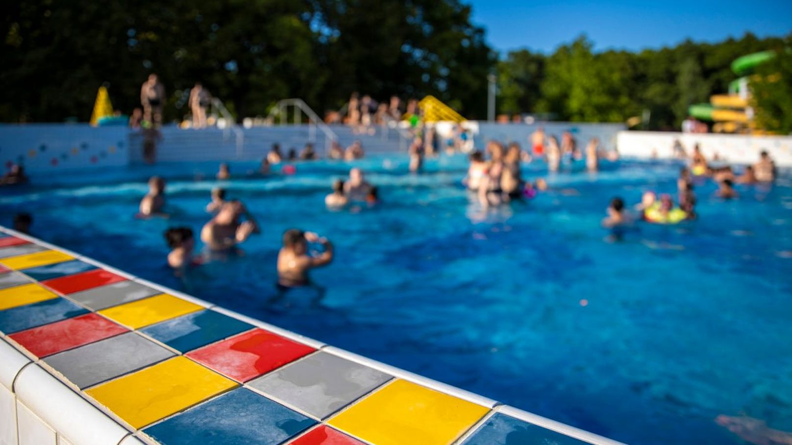 Die Polizei musste am Dienstag nach einem Angriff in einem Freibad in Wien-Leopoldstadt ausrücken (Symbolbild).