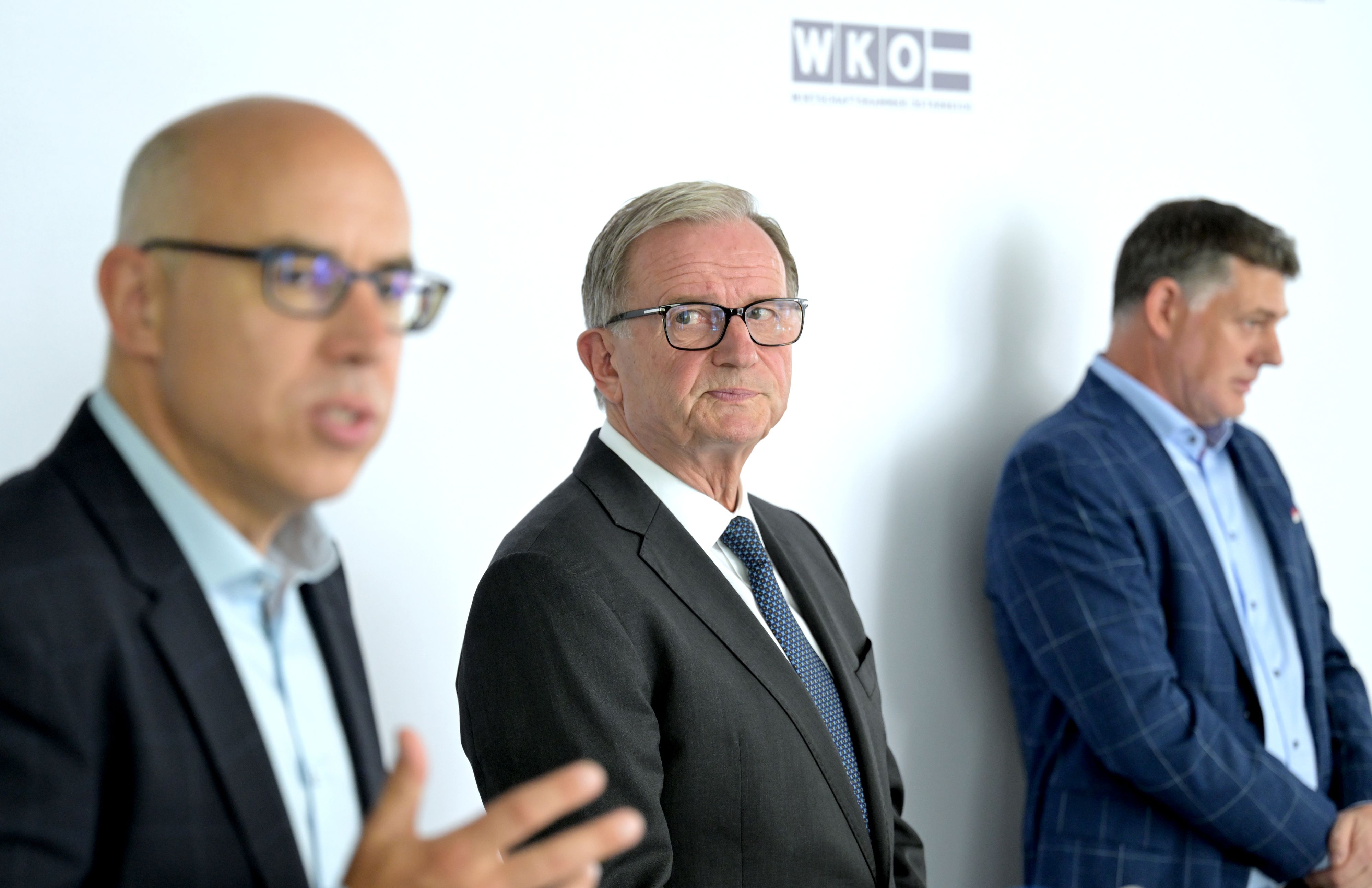 WKO-Generalsekretär <strong>Karlheinz Kopf</strong> (ÖVP, r.) schielt auf WIFO-Chef <strong>Gabriel Felbermayr</strong> im Rahmen einer Pressekonferenz mit dem Titel 