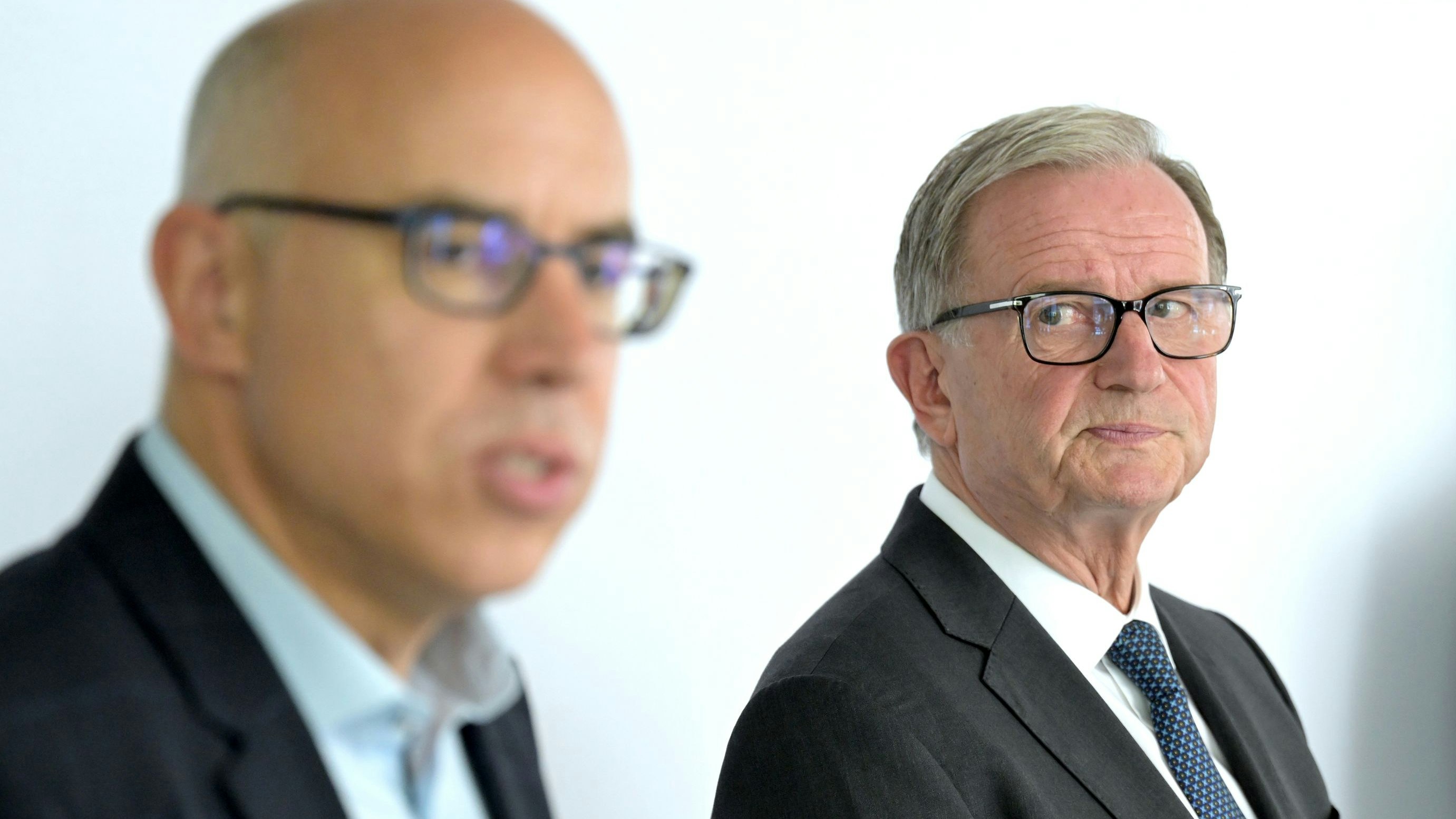 (v.l.) WIFO-Chef Gabriel Felbermayr, WKO-Generalsekretär Karlheinz Kopf und Studienautor Werner Hölzl im Rahmen einer PK mit dem Titel "Wettbewerbsfähigkeit Österreichs" am Mittwoch, 12. Juli 2023, in Wien. - FOTO: APA/ROLAND SCHLAGER - 20230712_PD1856 - Rechteinfo: Rights Managed (RM)