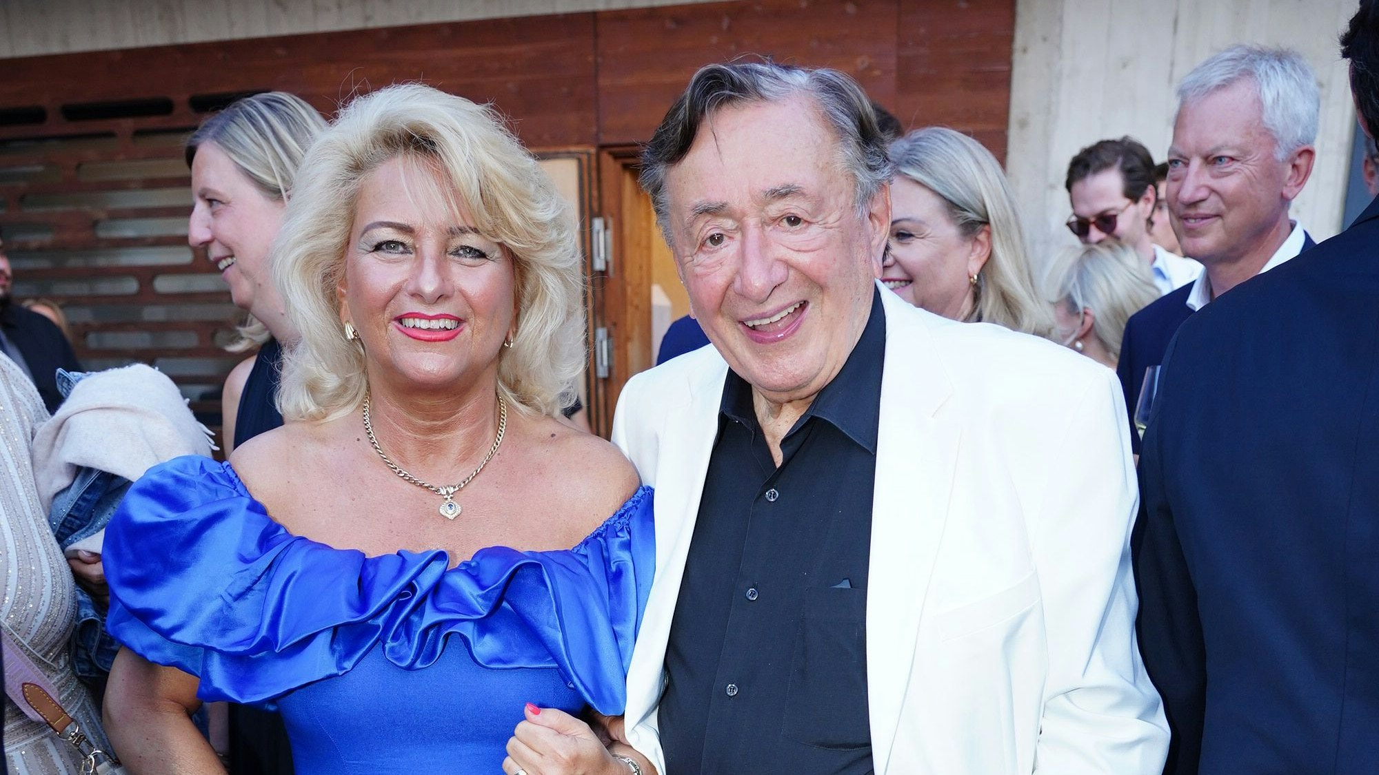 Richard Lugner mit seinem "Käfer" Sonja Schönanger