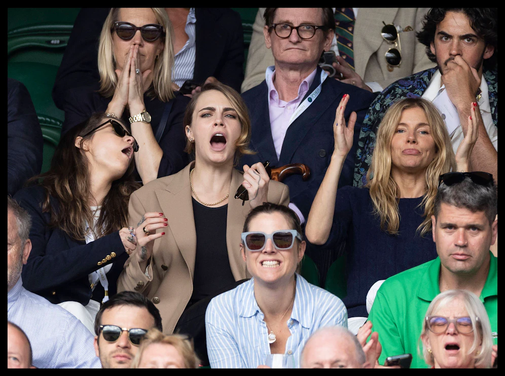 Leidenschaftlich feuern Cara Delevigne (Mitte) und Freundin Minke (l.) die Sportler an. Rechts neben ihr: Schauspielerin Sienna Miller.