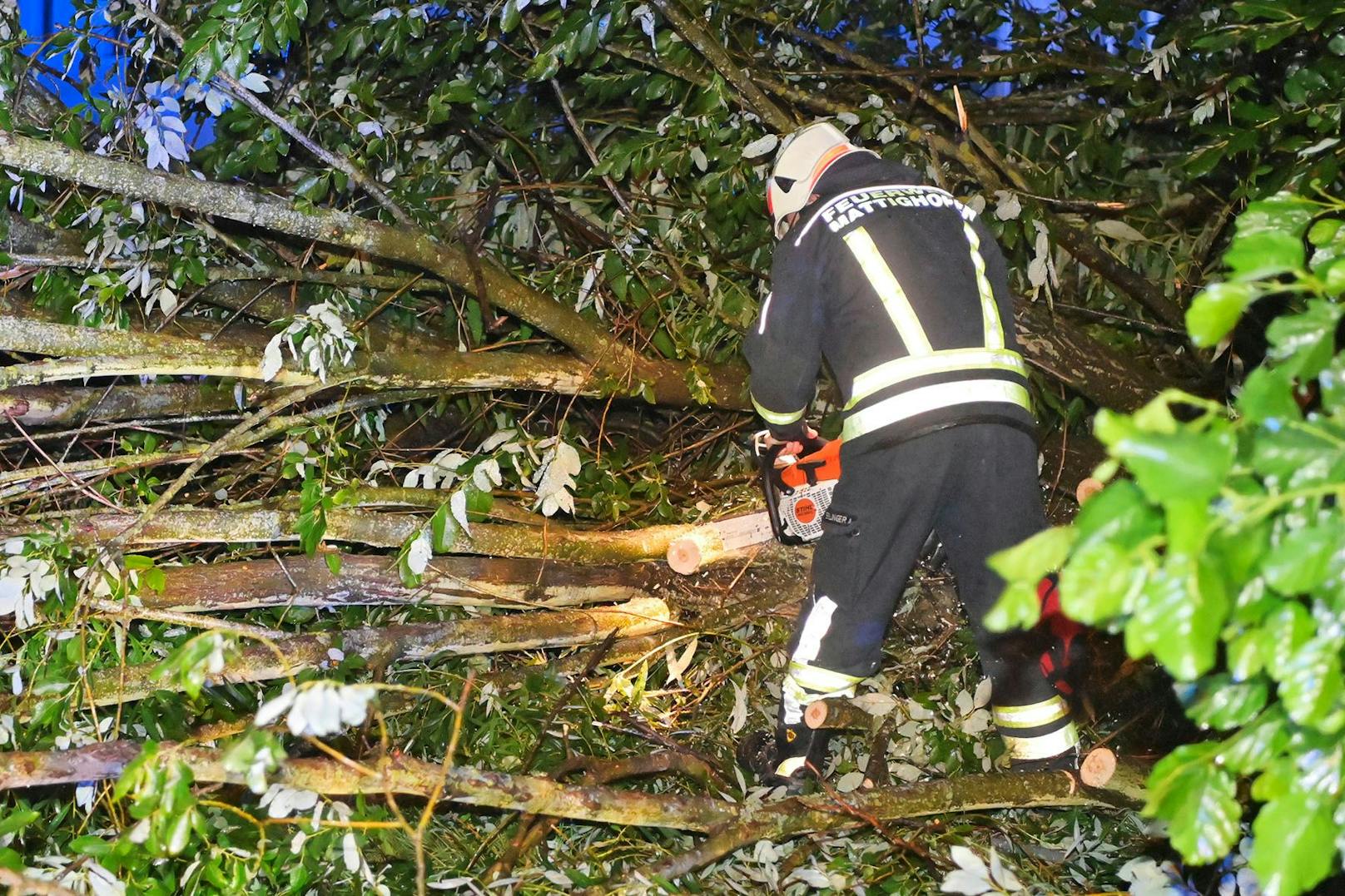 Im Bezirk Braunau haben in der Nacht auf Mittwoch schwere Unwetter gewütet. Die Feuerwehr stand im Dauereinsatz.