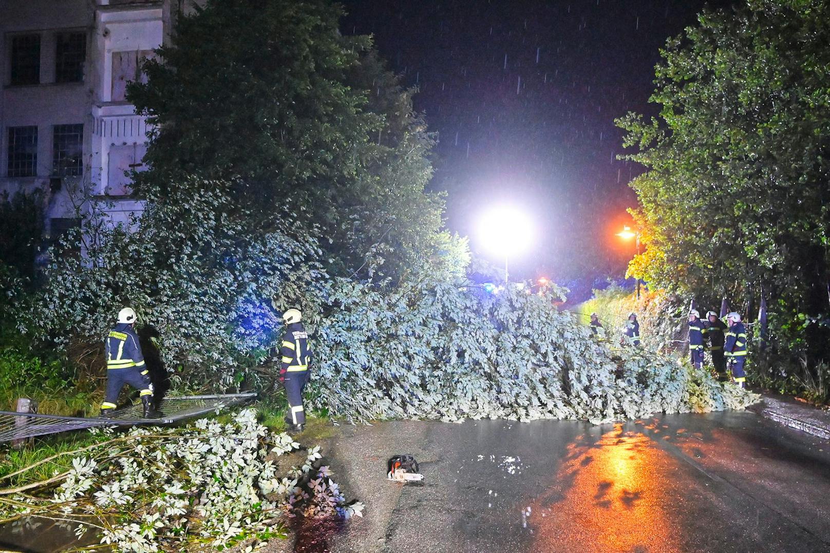 Im Bezirk Braunau haben in der Nacht auf Mittwoch schwere Unwetter gewütet. Die Feuerwehr stand im Dauereinsatz.