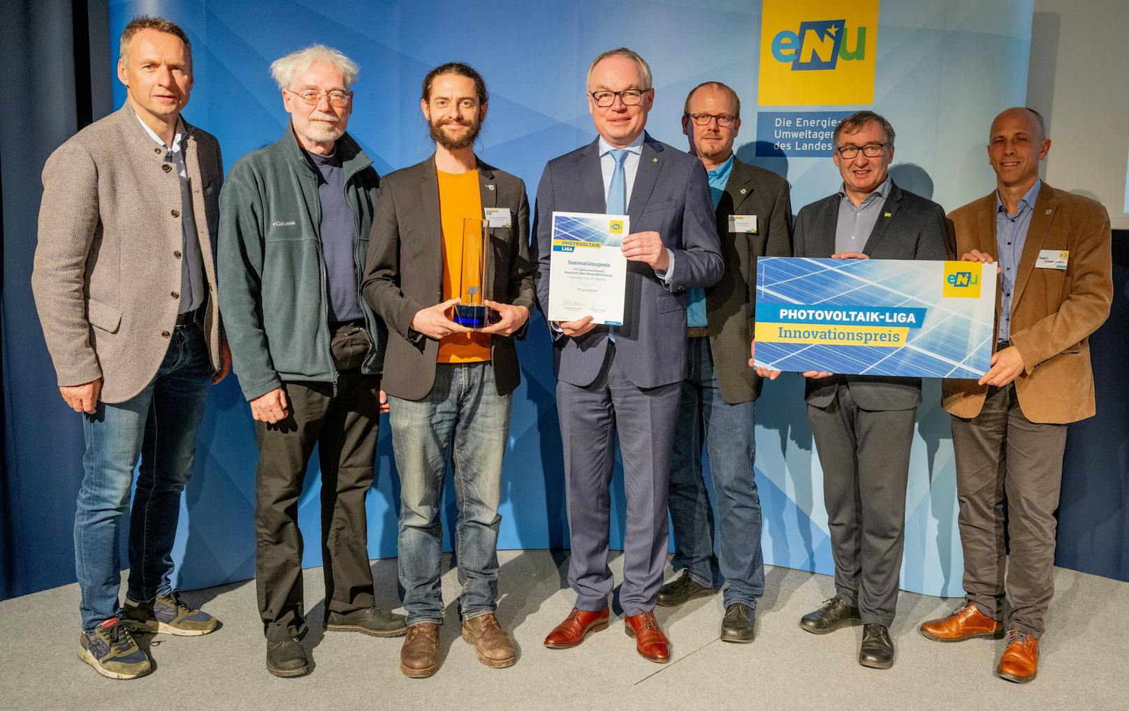 Das Projekt "PV-Anlage auf einem Erdlärmschutzwall" ist mit dem Innovationspreis in der Photovoltaik-Liga ausgezeichnet worden.