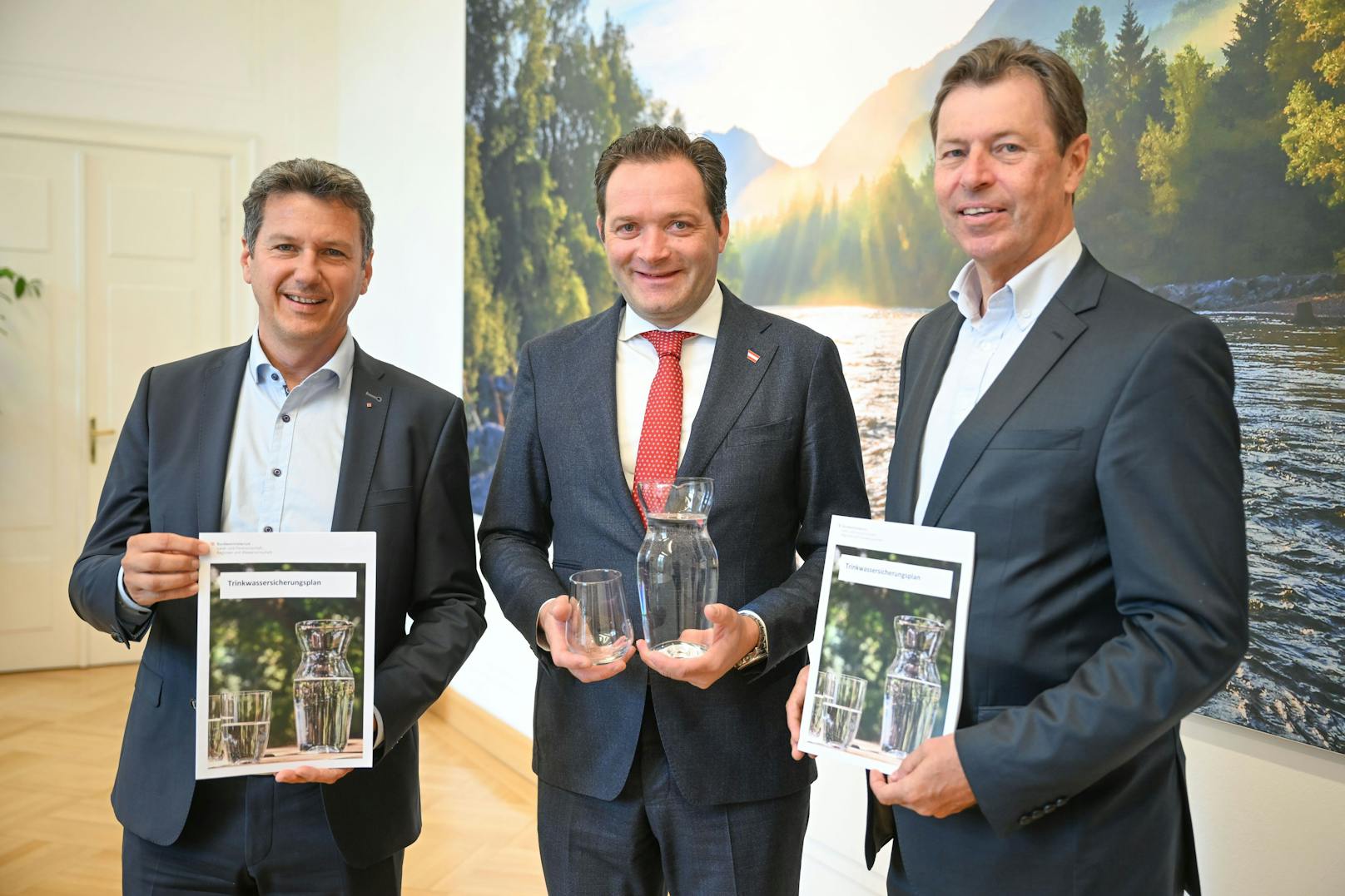 Kärntner Landesrat Daniel Fellner (l.), Wasserminister Norbert Totschnig (m.) und Sektionschef Wasserwirtschaft Günter Liebel (r.).