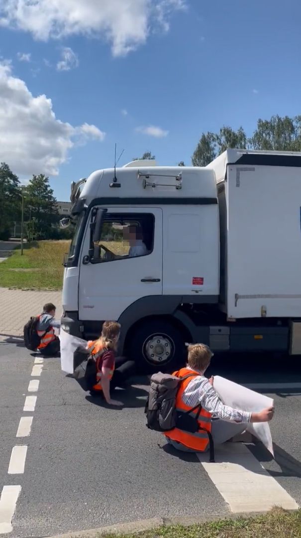 Eskalation in Stralsund am 12. Juli 2023: Ein Lkw-Lenker fuhr absichtlich mitten in die Straßenblockade der Letzten Generation.
