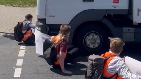 Eskalation in Stralsund am 12. Juli 2023: Ein Lkw-Lenker fuhr absichtlich mitten in die Straßenblockade der Letzten Generation, drohte den Aktivisten mit Faustschlägen. Vor den Augen mehrerer Volksschüler.