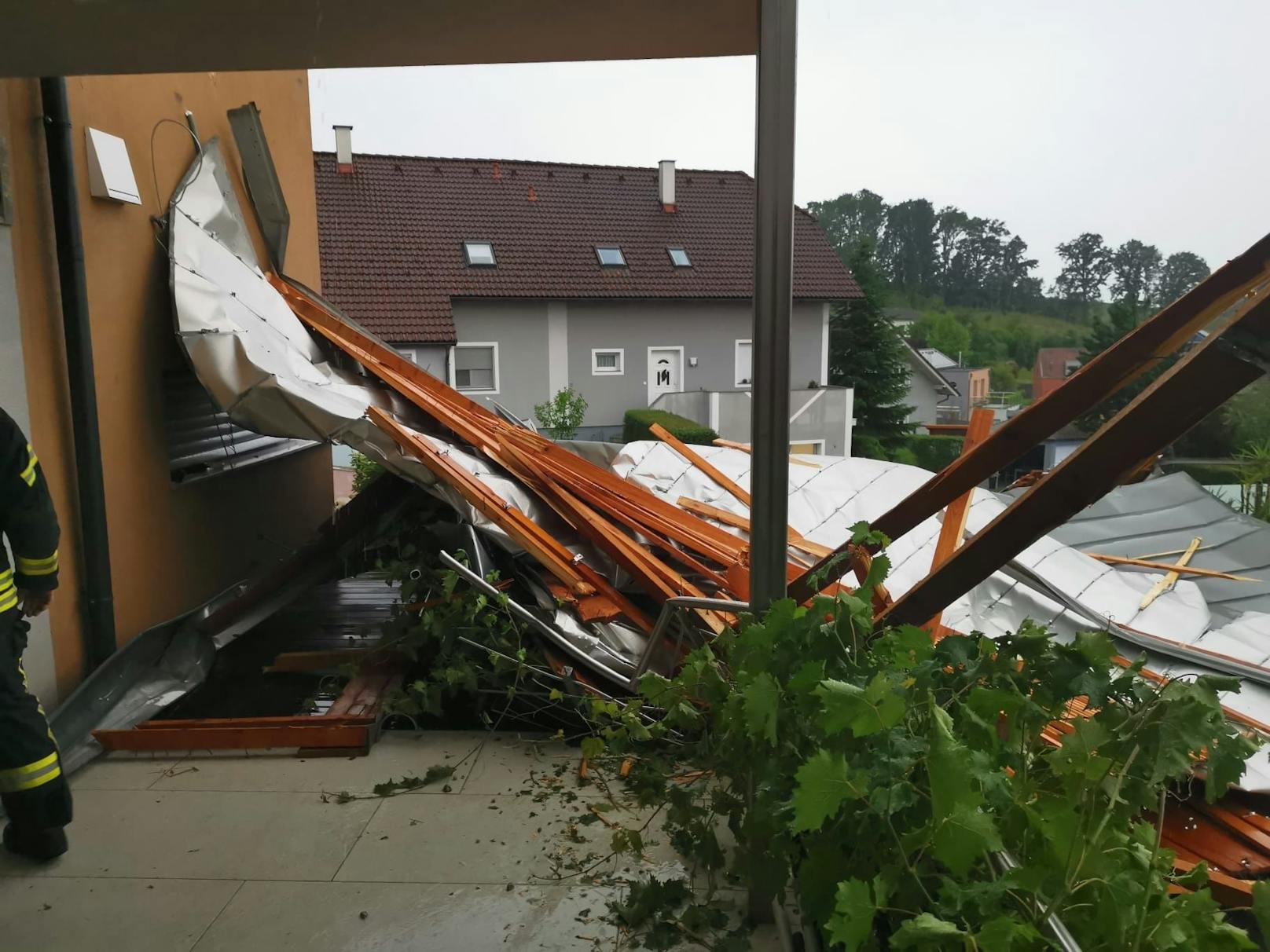 In St. Florian bei Linz stürzte ein Dach beim Sturm herunter, krachte in den Pool davor.