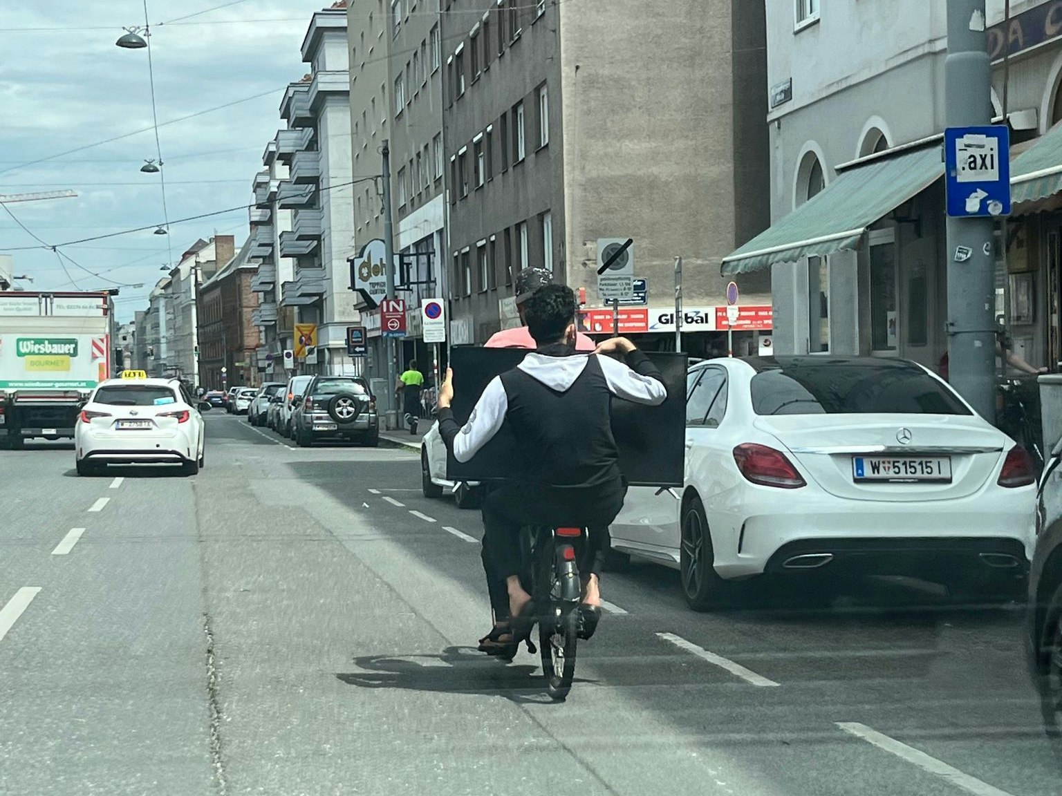 Abenteuerlich: Duo radelt mit Fahrrad durch Favoriten