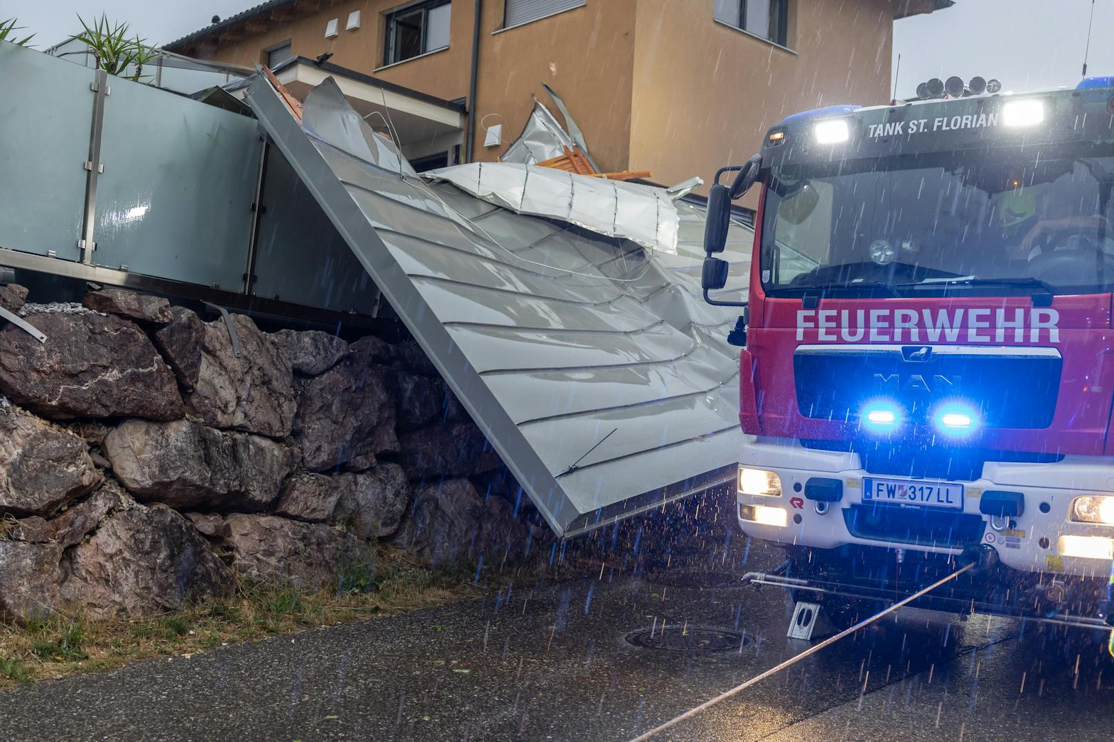 In St. Florian bei Linz stürzte ein Dach beim Sturm herunter, krachte in den Pool davor.