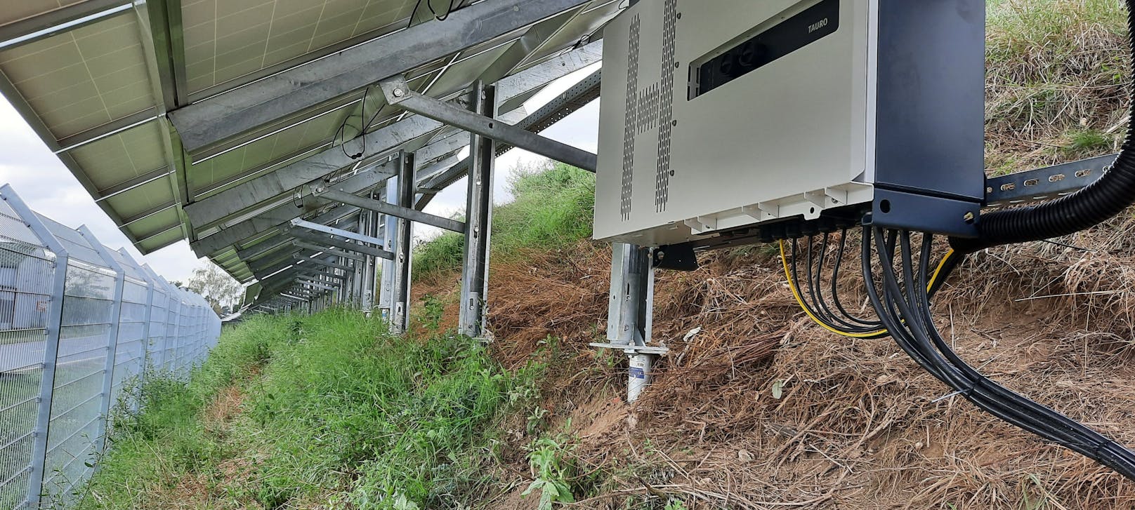 PV-Anlage auf einem Erdlärmschutzwall in Fels am Wagram