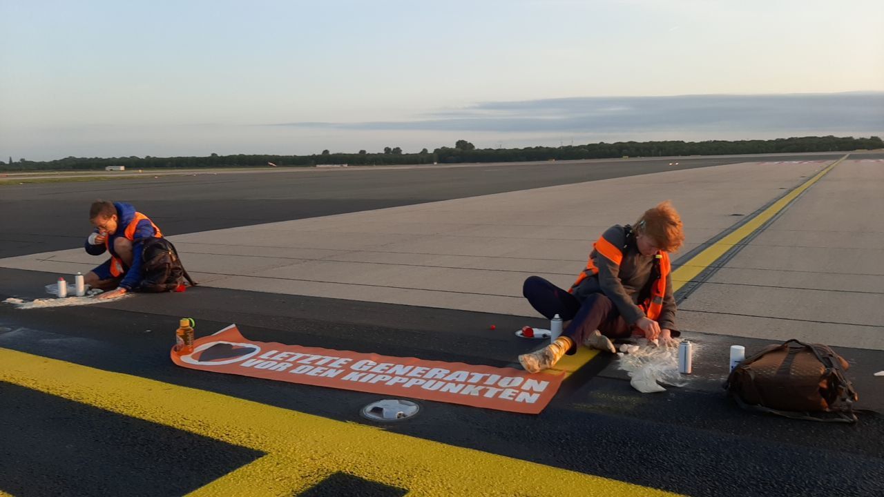 Deutsche Klima-Kleber der Letzten Generation blockieren am 13. Juli 2023 zwei Flughäfen. Hier in Düsseldorf.
