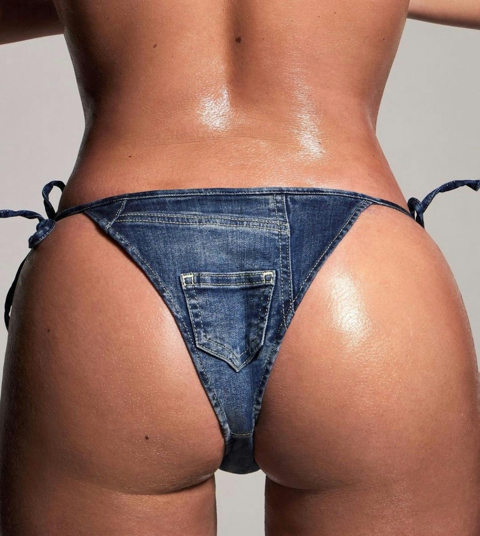 Mit ihrer neuen Summer Denim Collection für Skims präsentiert Kim Kardashian einen Denim-Bikini mit winzigen Taschen.