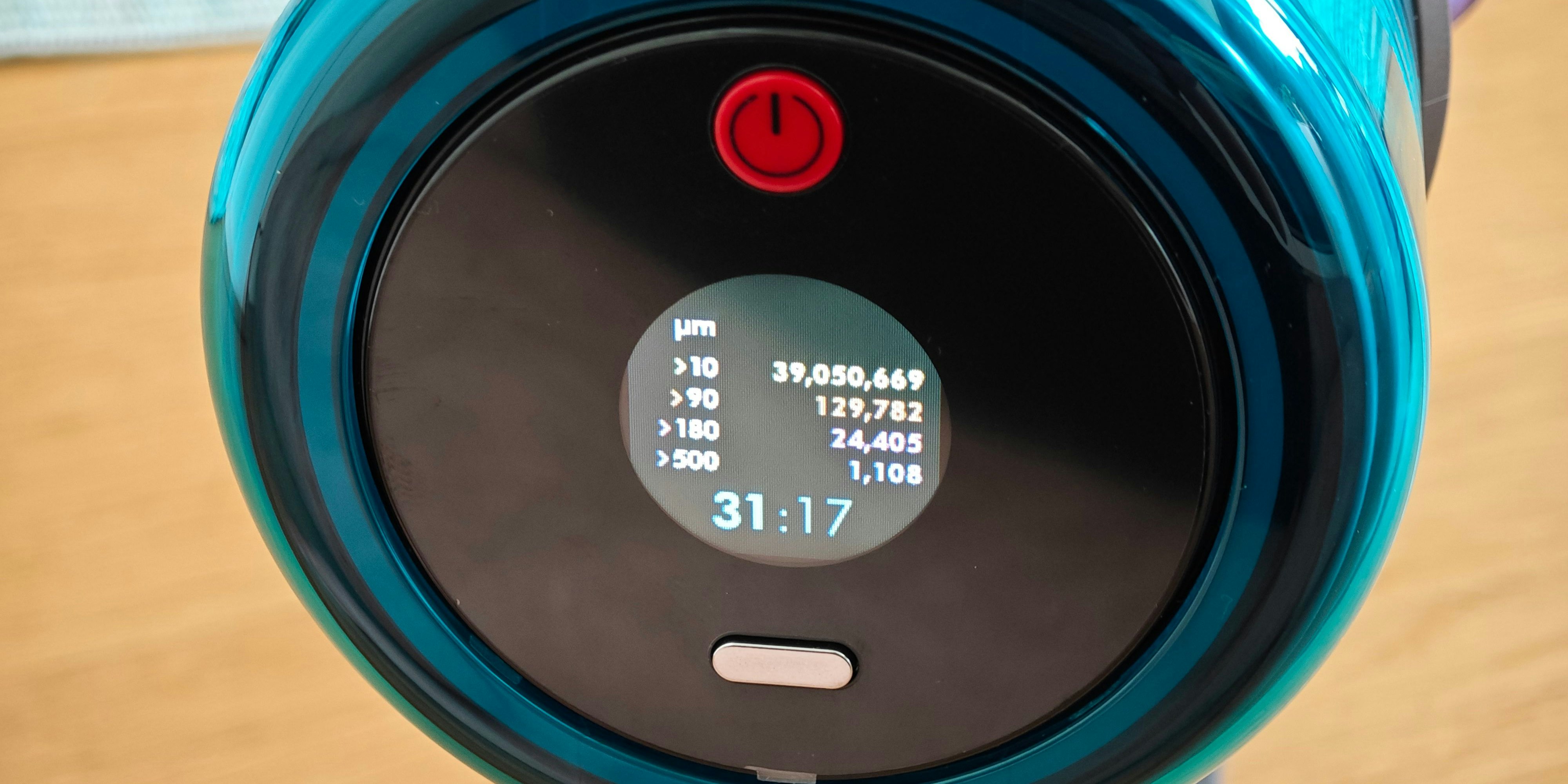 Das smarte Display zeigt, was und ob genug gesaugt wurde und wie lange noch gesaugt werden kann. Darüber: Der neue Power-Knopf.