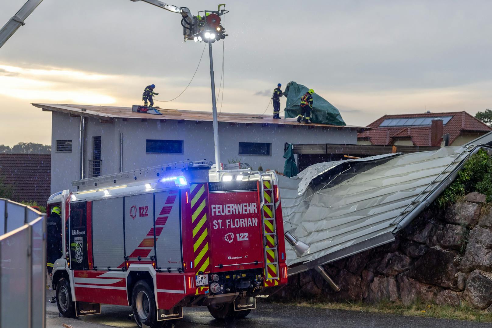 In St. Florian bei Linz stürzte ein Dach beim Sturm herunter, krachte in den Pool davor.