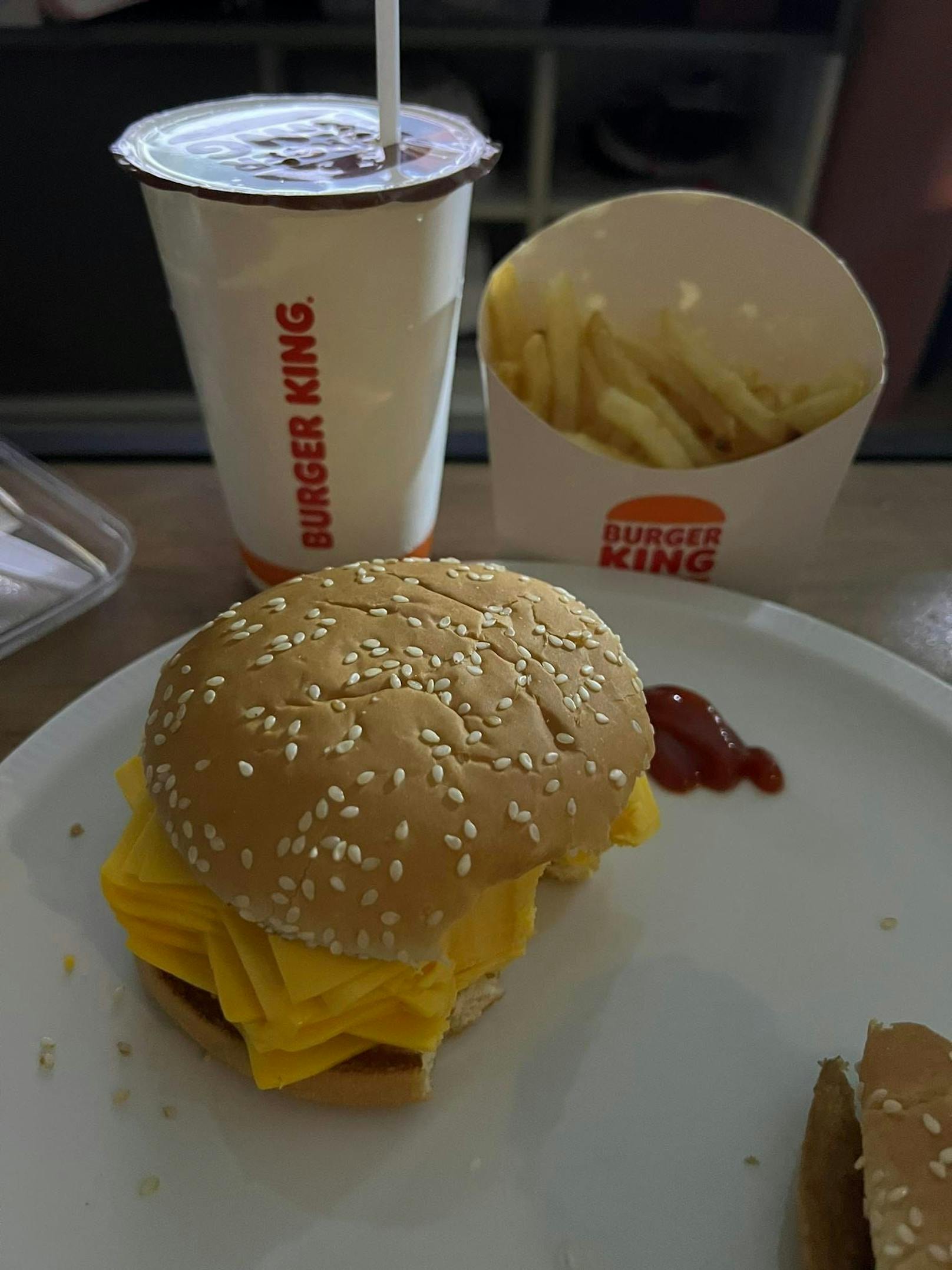 ... gönnte sich den 20-Scheiben-Cheeseburger von Burger King.