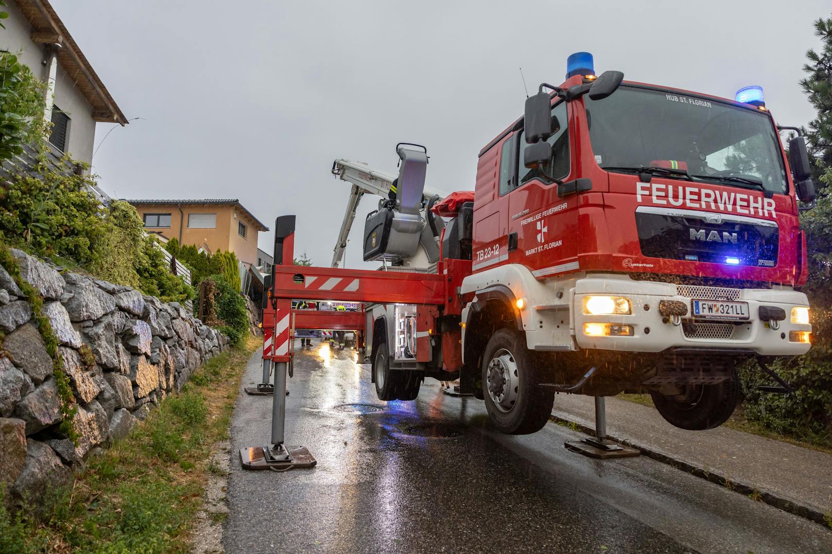 In St. Florian bei Linz stürzte ein Dach beim Sturm herunter, krachte in den Pool davor.