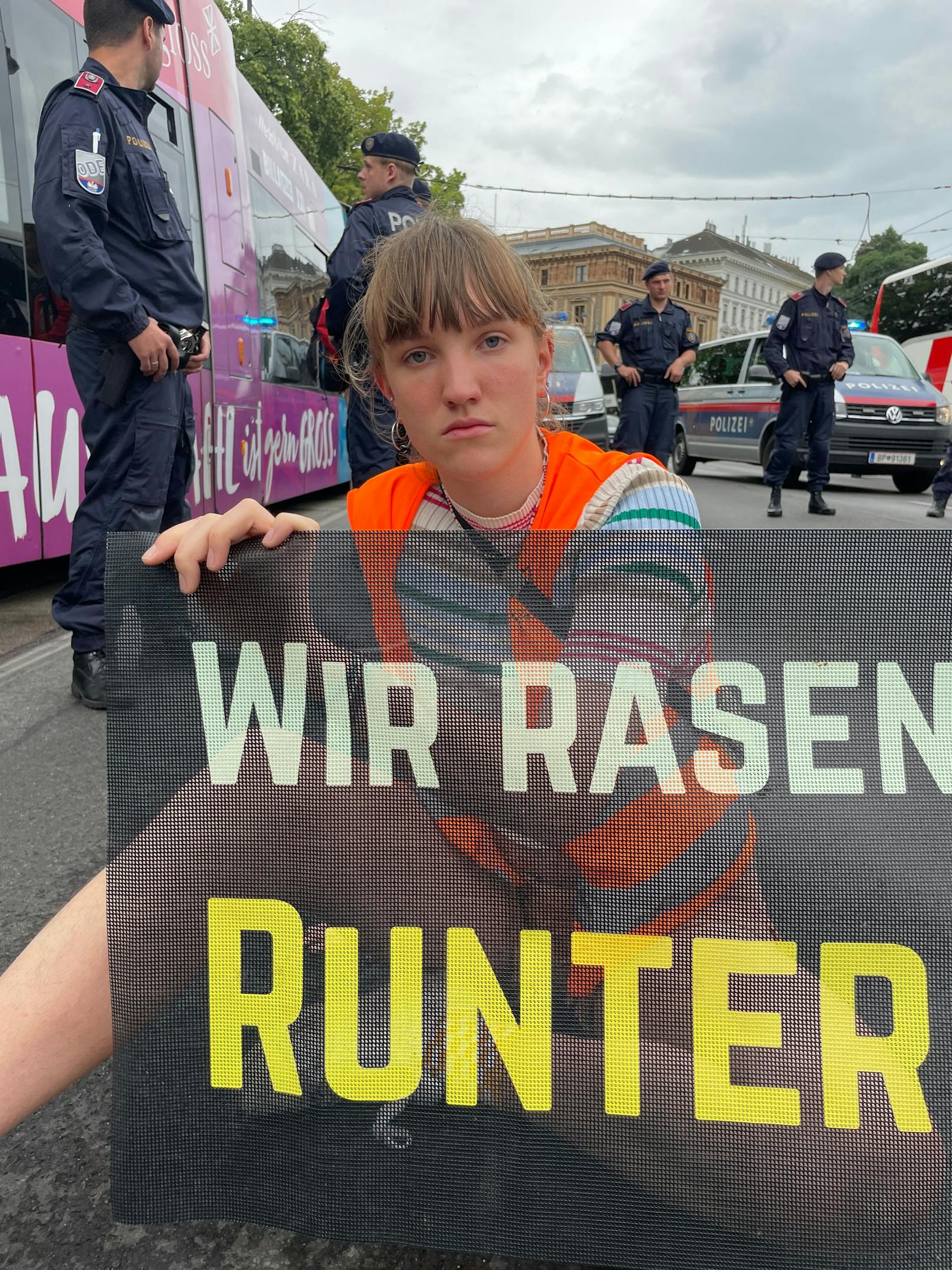 Klima-Kleber der Letzten Generation haben am 13. Juli 2023 den Ring vor dem Parlament lahmgelegt. Ein riesiger Polizeieinsatz war die Folge.