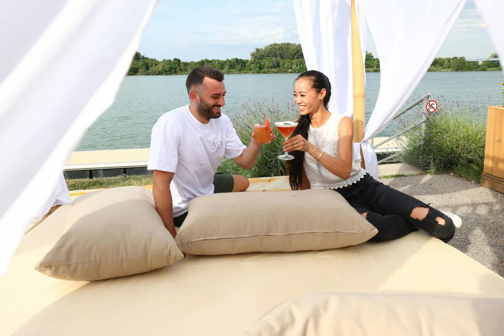 Auf sieben Cabanas kann man es sich gemütlich machen, Barchef Dionis Camaj und Managerin Christina Tran machten den Test.