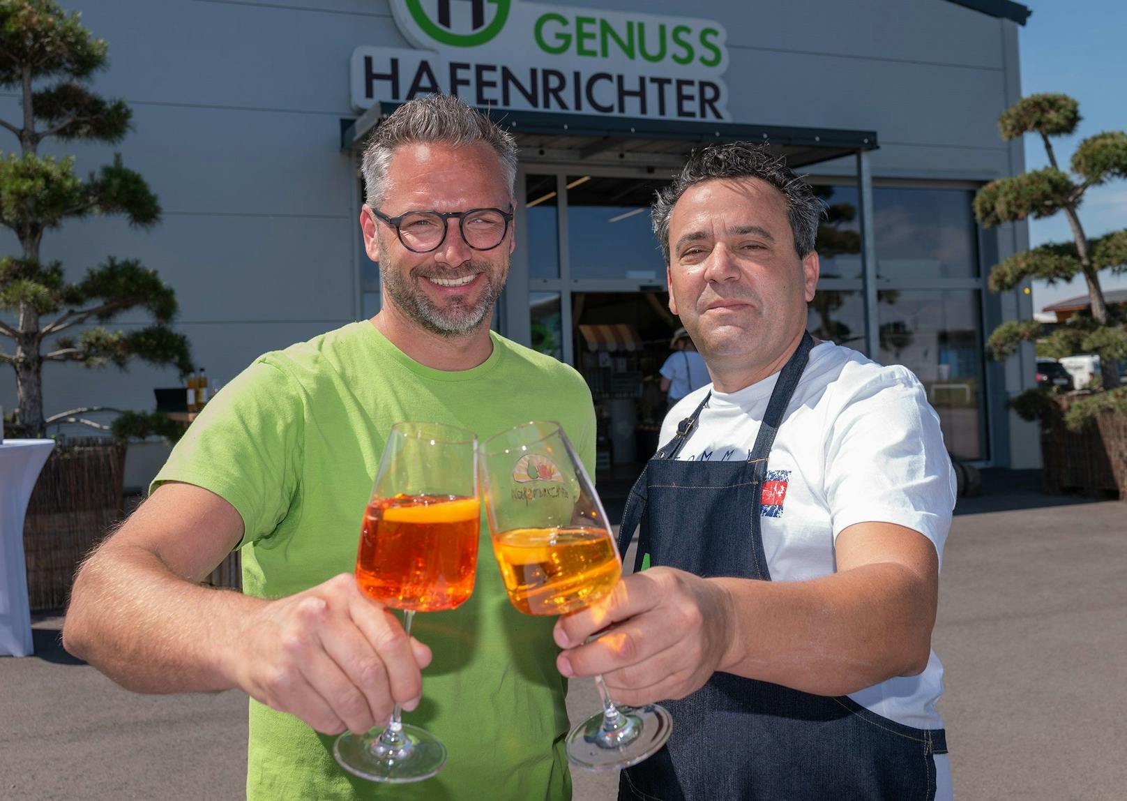 Willi Hafenrichter (li.) bietet in seinem Geschäft in Tulln jetzt Roman Proschingers Produkte an.