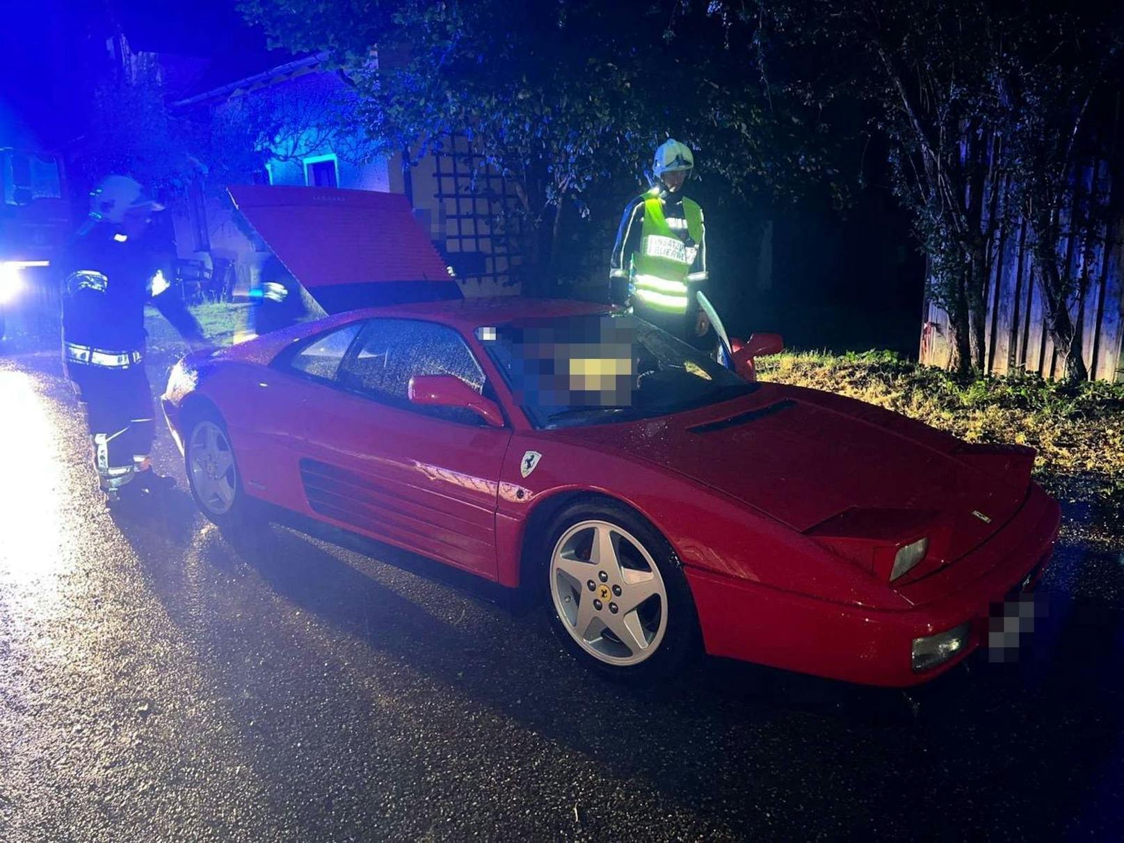 Der Ferrari brannte im Motorraum - der befindet sich beim Luxusboliden im Heck.