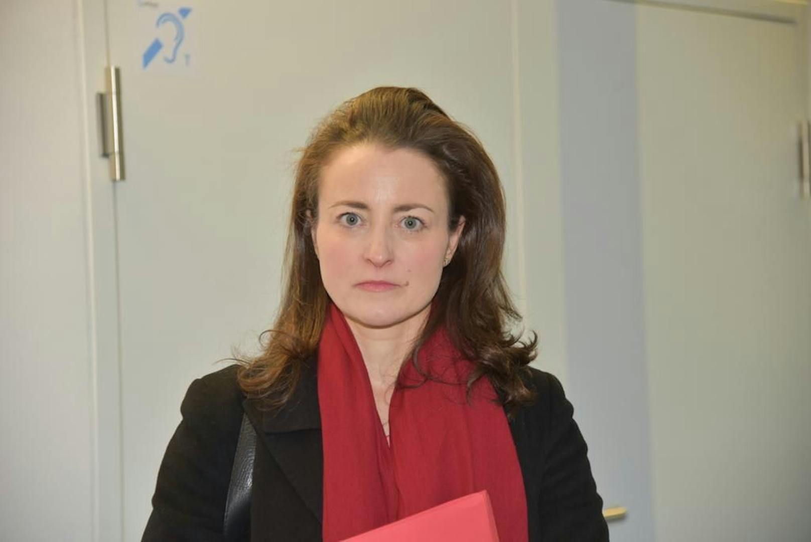 Anwältin Clara Abpurg verteidigt den Drittangeklagten in Wien.