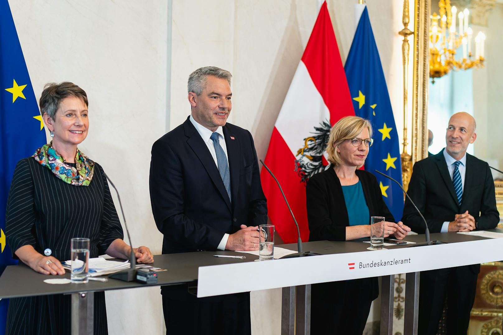 Am 13. Juli 2023 lud die Bundesregierung Expertinnen und Experten sowie die zuständigen Ministerinnen und Minister zu einem Mikrochips-Gipfel. Im Bild Bundeskanzler Karl Nehammer (2.v.l.), Bundesministerin Leonore Gewessler (2.v.r.), Bundesminister Martin Kocher (r.) und CEO von Infineon Technologies (Austria), Sabine Herlitschka (l.).