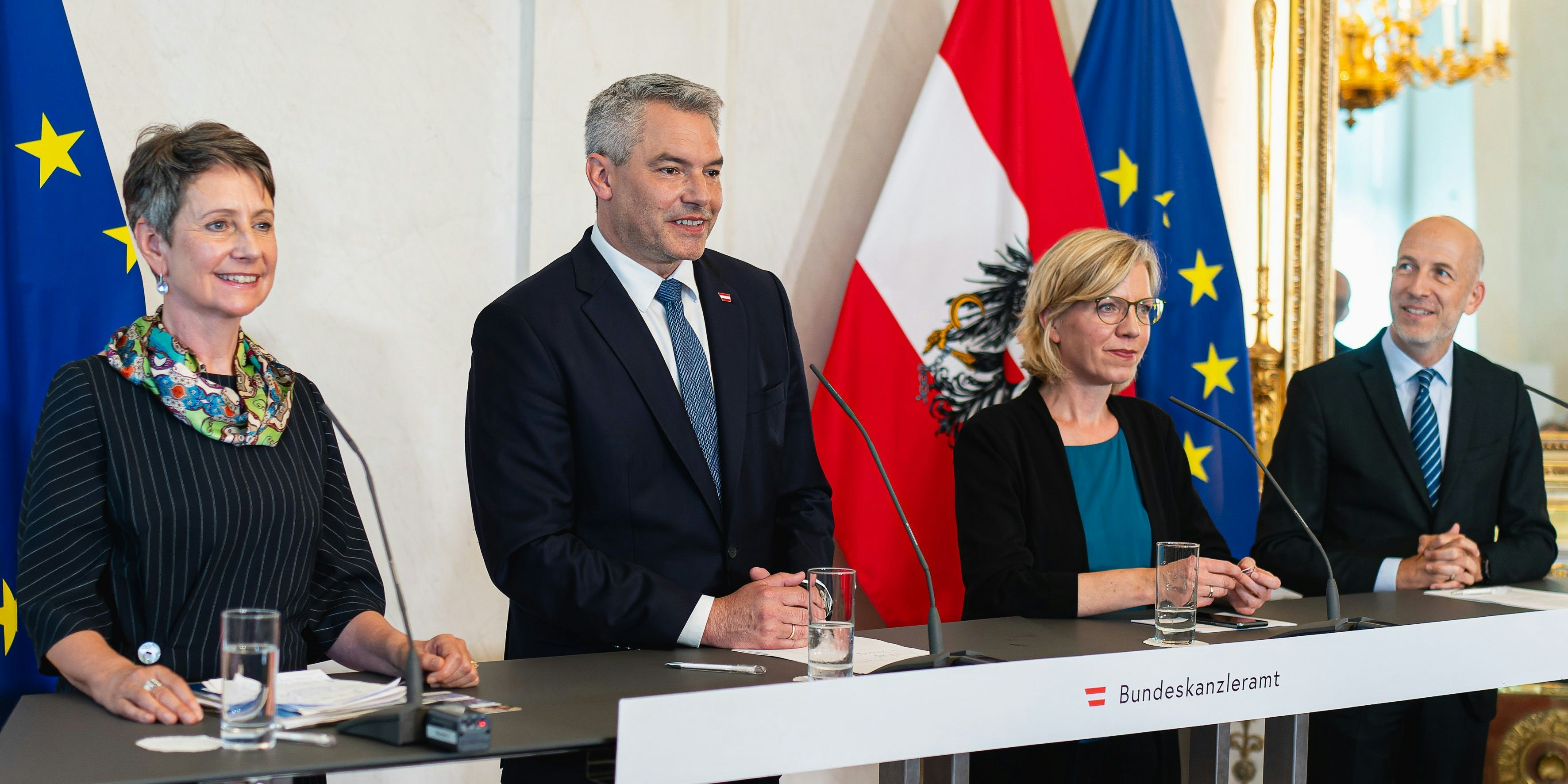 Am 13. Juli 2023 lud die Bundesregierung Expertinnen und Experten sowie die zuständigen Ministerinnen und Minister zu einem Mikrochips-Gipfel. Im Bild Bundeskanzler Karl Nehammer (2.v.l.), Bundesministerin Leonore Gewessler (2.v.r.), Bundesminister Martin Kocher (r.) und CEO von Infineon Technologies (Austria), Sabine Herlitschka (l.).