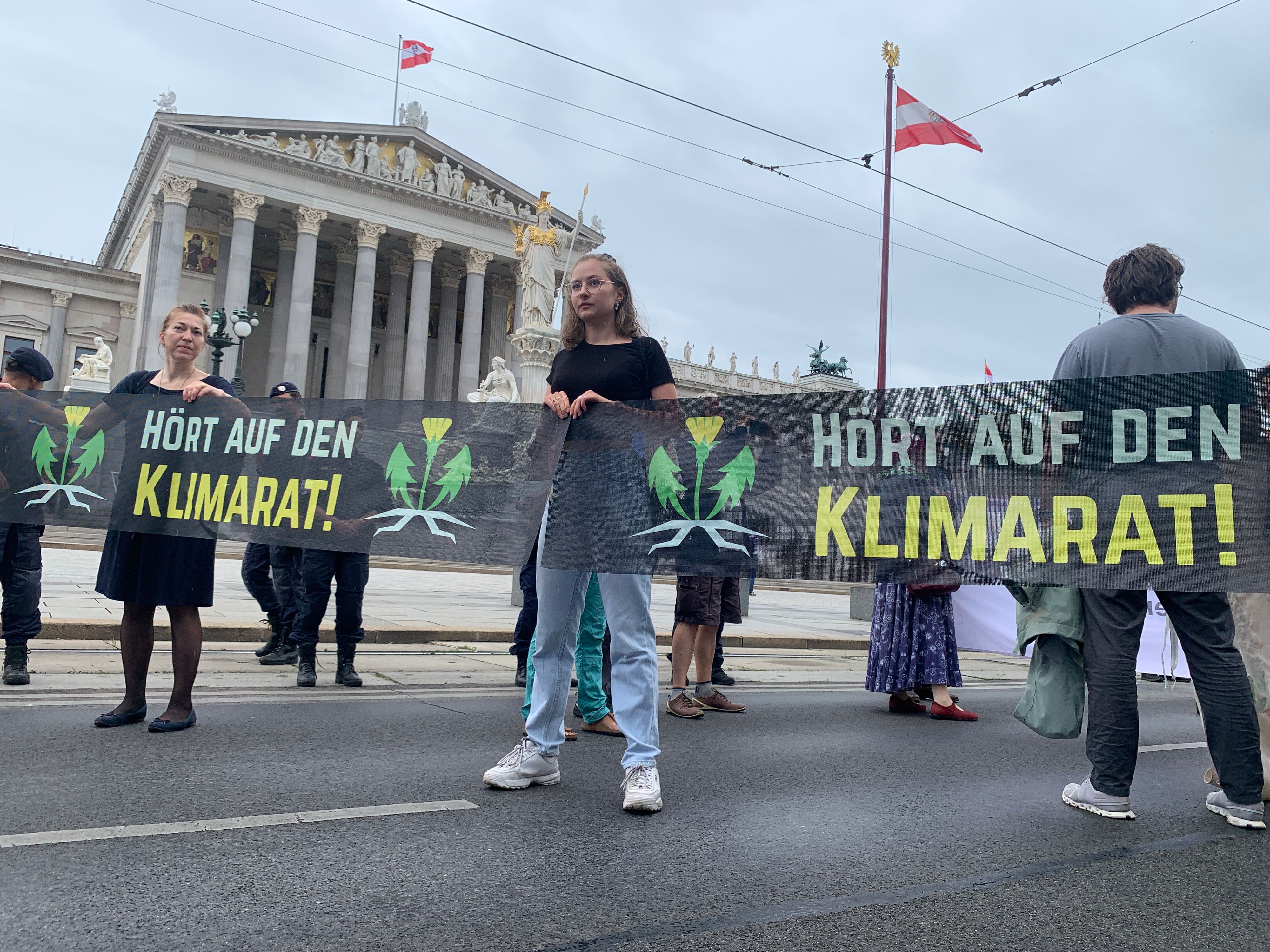 Klima-Kleber der Letzten Generation haben am 13. Juli 2023 den Ring vor dem Parlament lahmgelegt. Ein riesiger Polizeieinsatz war die Folge.