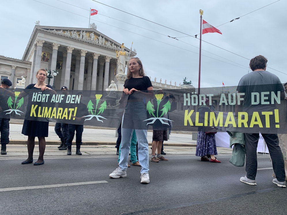 Klima-Kleber der Letzten Generation haben am 13. Juli 2023 den Ring vor dem Parlament lahmgelegt. Ein riesiger Polizeieinsatz war die Folge.