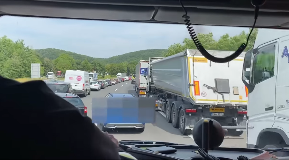 Der Lenker eines blauen Pkw nutzte die Rettungsgasse, um Meter zu machen. Sehr zum Ärger der Florianis, die dadurch blockiert wurden.