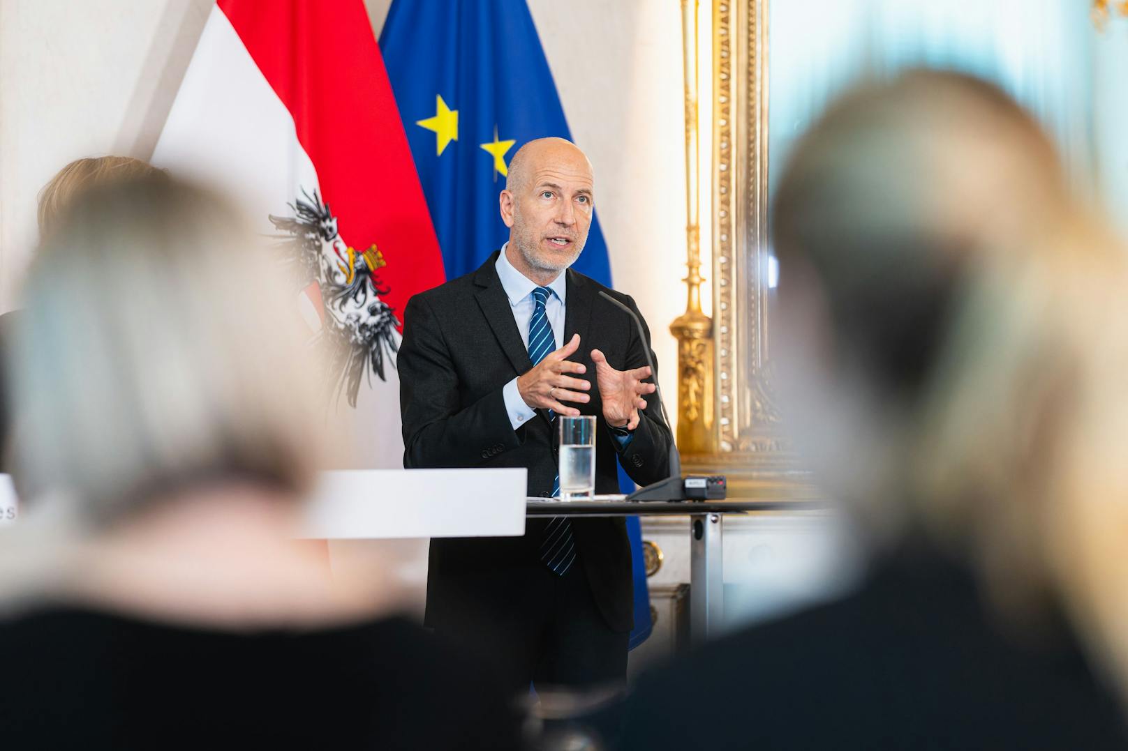 Fondue steht bei Wirtschaftsminister Martin Kocher und seiner Familie wie jedes Jahr auf der Silvester-Speisekarte. Er feiert in Wien und will es dabei "krachen lassen – aber ohne Feuerwerk".