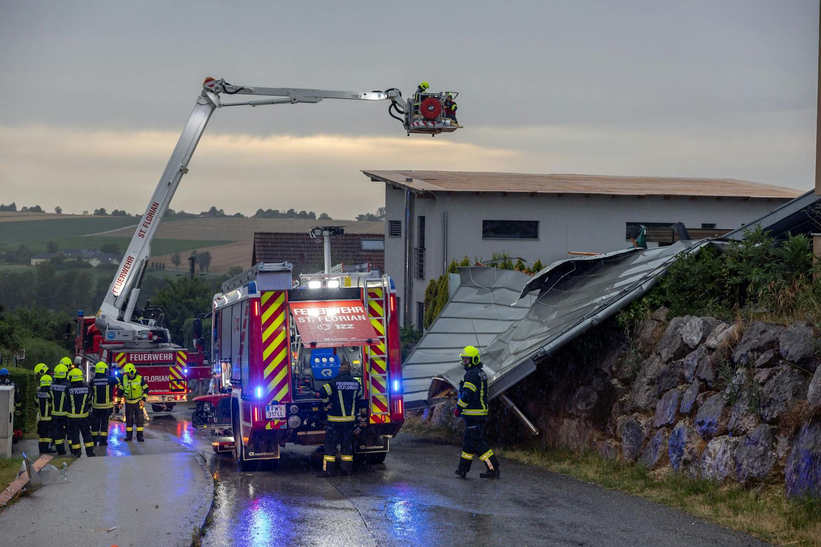 In St. Florian bei Linz stürzte ein Dach beim Sturm herunter, krachte in den Pool davor.