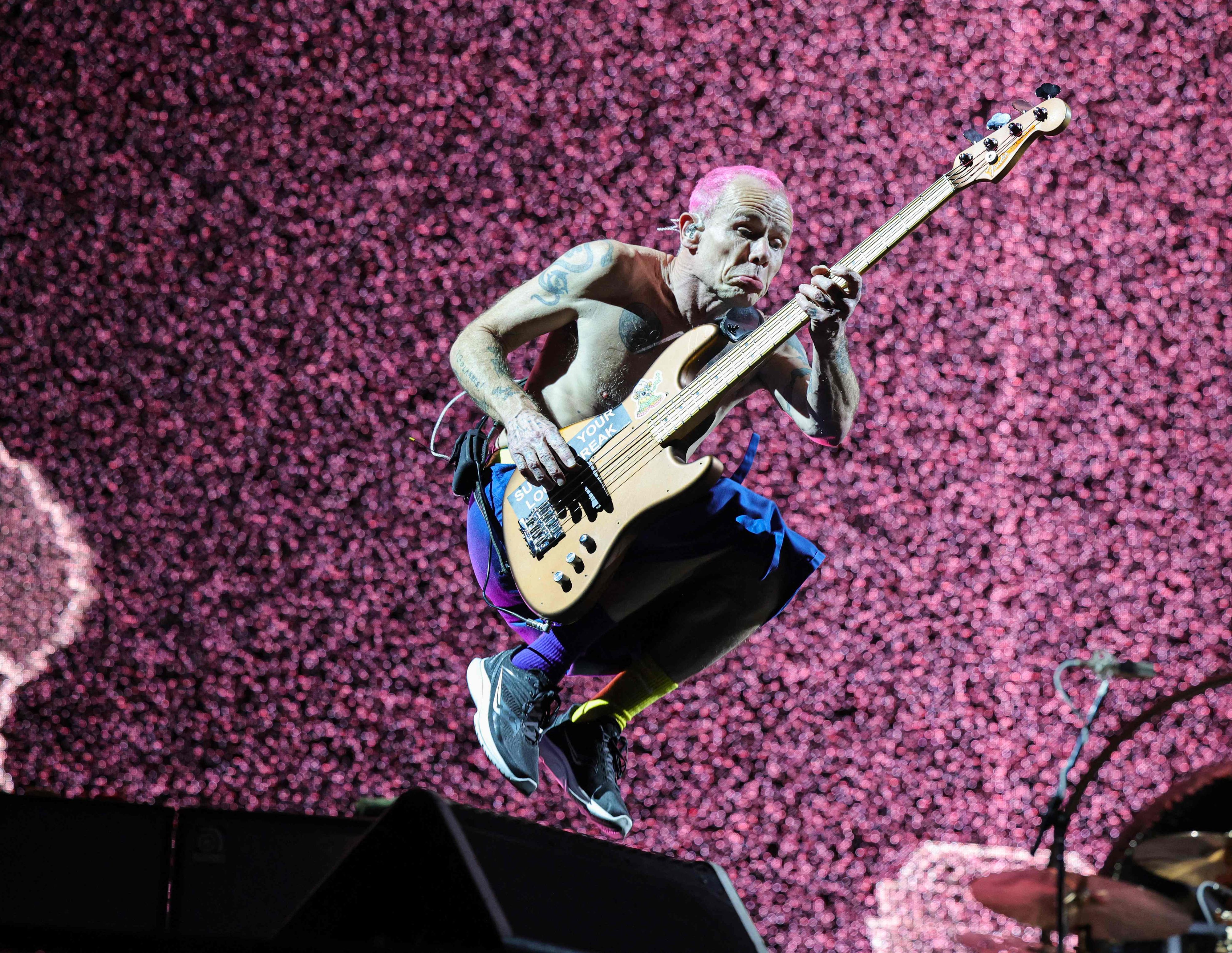 Download von www.picturedesk.com am 12.07.2023 (14:10).  LAS VEGAS, NEVADA - APRIL 01: Bassist Flea of the Red Hot Chili Peppers performs at Allegiant Stadium on April 01, 2023 in Las Vegas, Nevada. Ethan Miller/Getty Images/AFP (Photo by Ethan Miller / GETTY IMAGES NORTH AMERICA / Getty Images via AFP) - 20230401_PD20516 - Rechteinfo: Rights Managed (RM) Fotografische Urheberrechte sind garantiert. Der Kunde selbst hat insbesondere die Persönlichkeitsrechte der abgebildeten Personen in eigener Verantwortung zu beachten (AGBs Punkt 5). Nur für redaktionelle Nutzung durch Tageszeitungen und Onlinemedien!