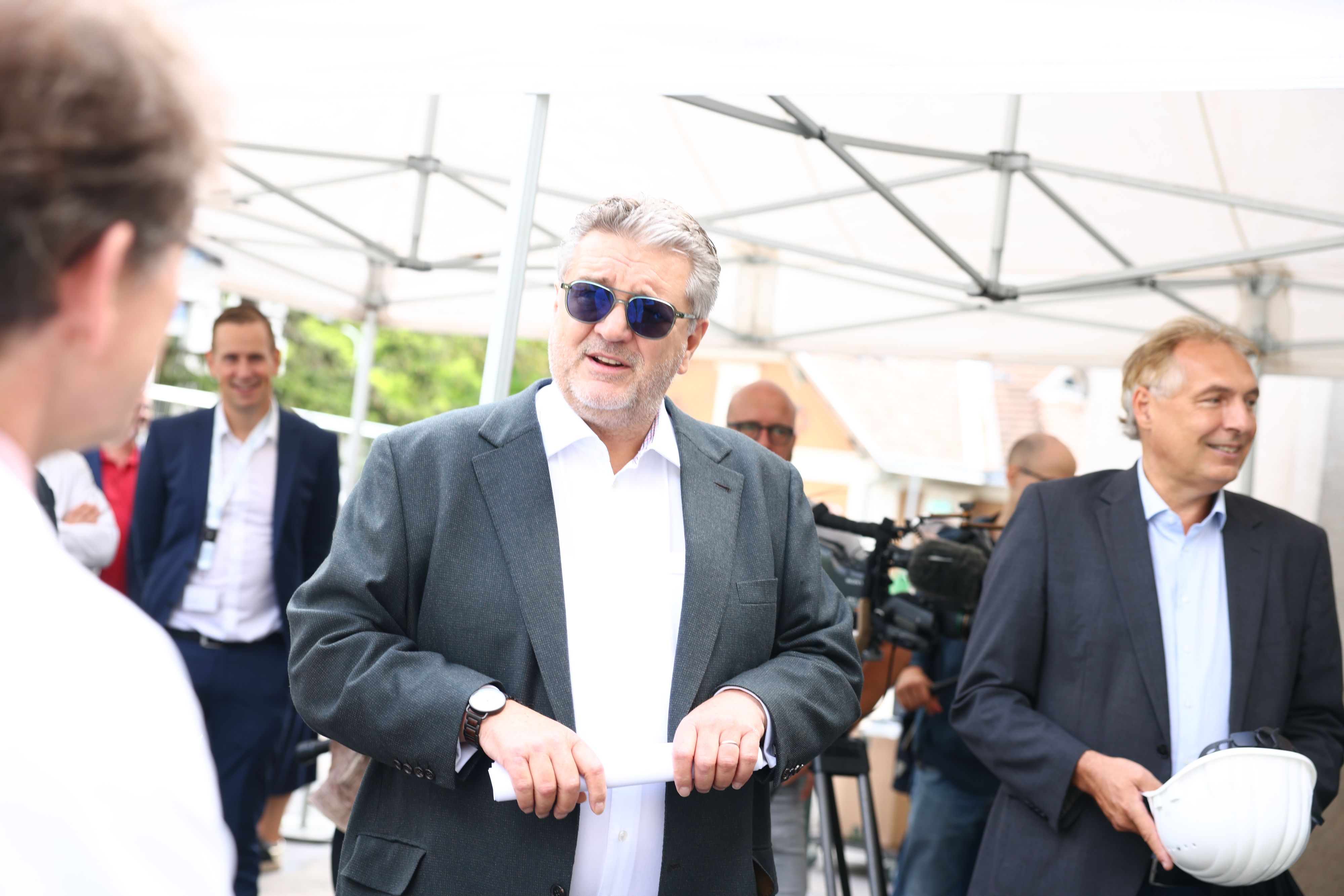 Am Donnerstag besuchte Gesundheitsstadtrat Peter Hacker (SPÖ) die Baustelle für den Verwaltungsneubau der Klinik Ottakring.